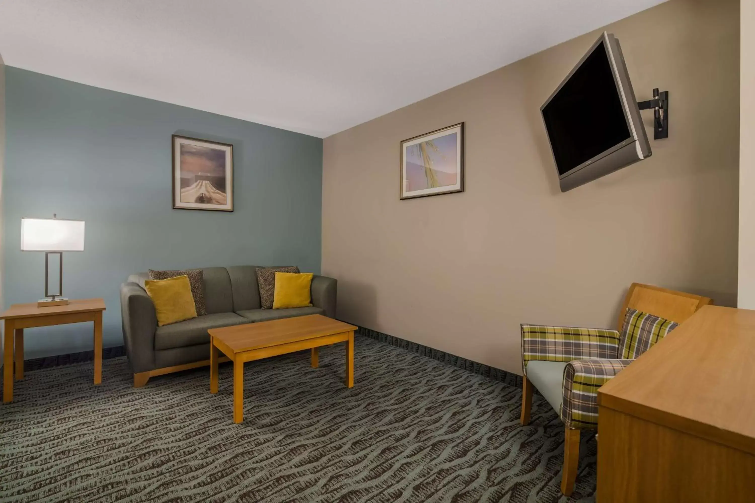 Bedroom, Seating Area in Best Western PLUS Executive Court Inn & Conference Center