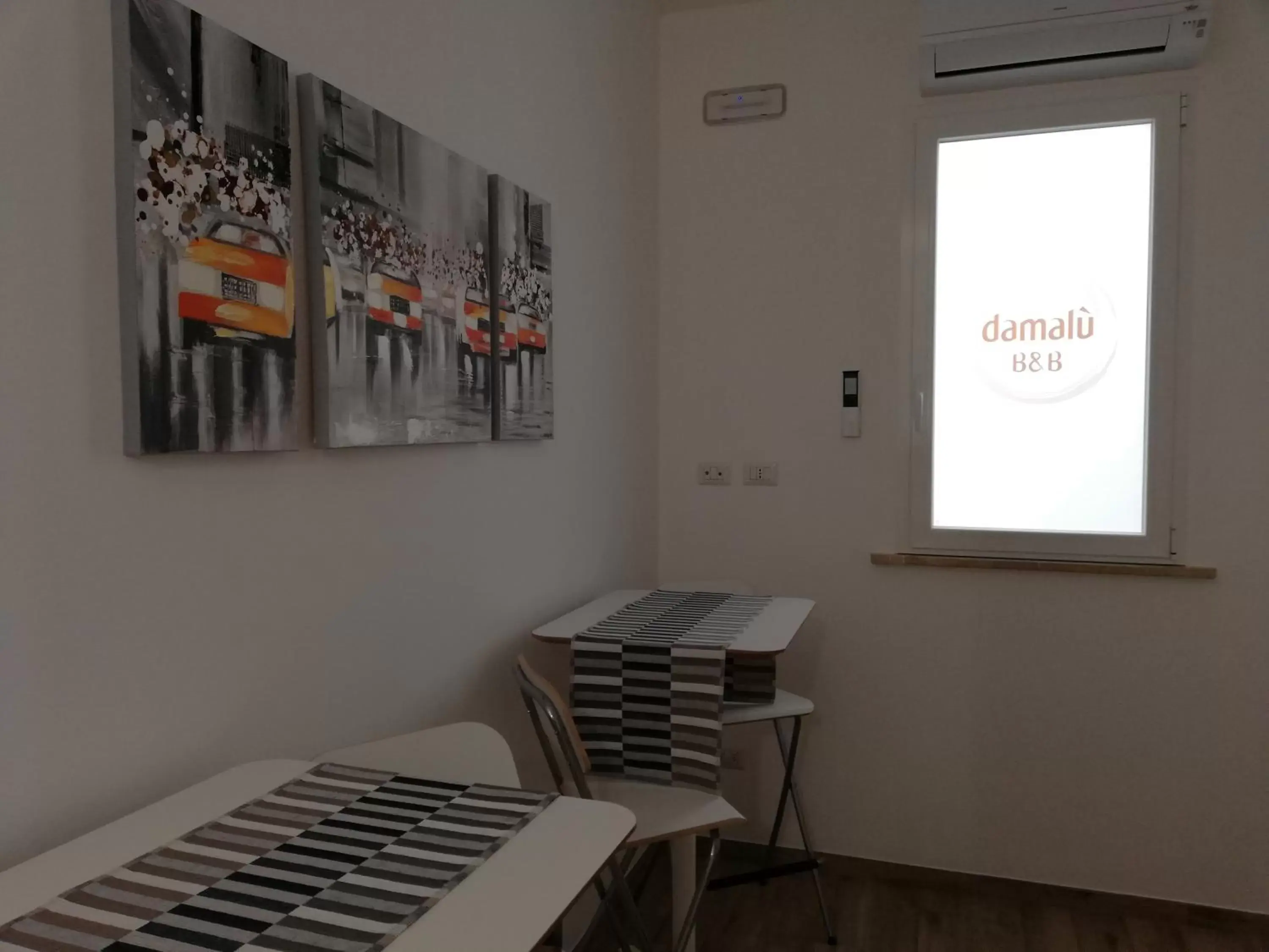 Communal lounge/ TV room in DAMALU'