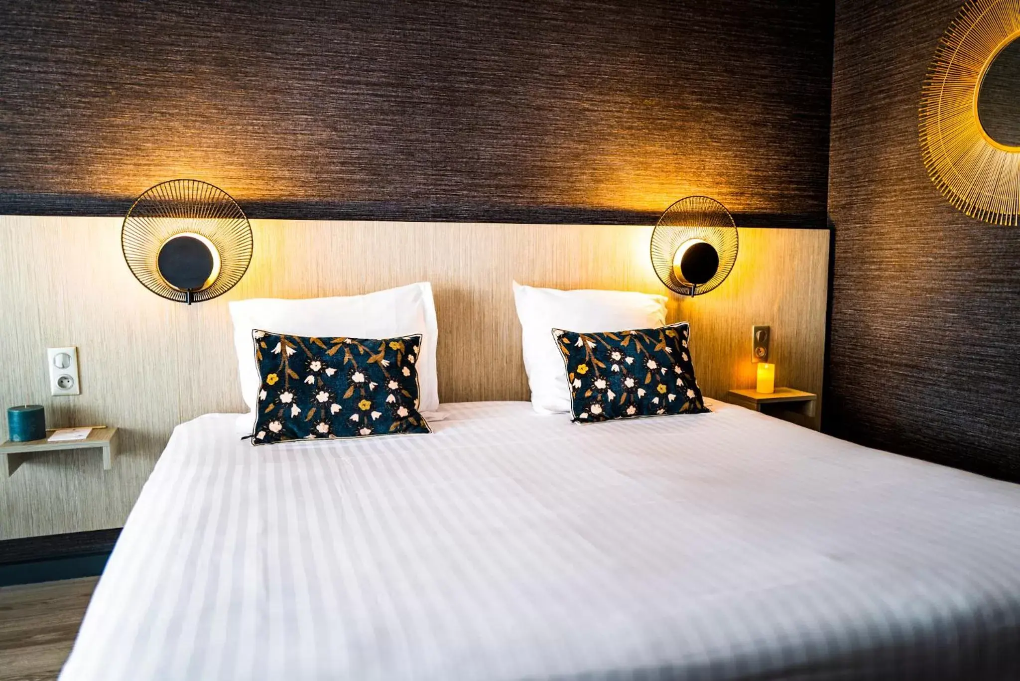 Bedroom, Bed in Hôtel Valdys Thalasso & Spa - les Pins