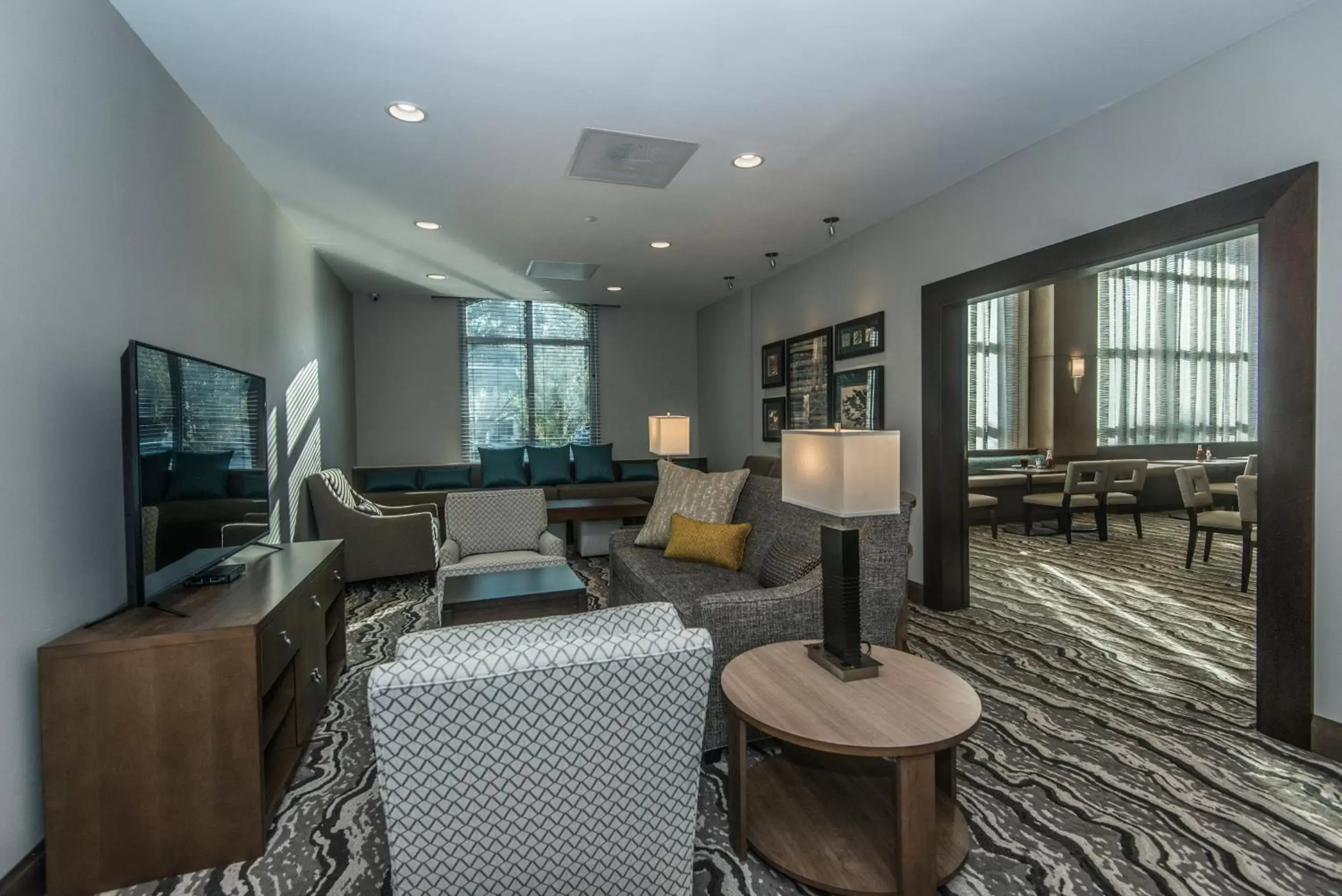 Lobby or reception, Lounge/Bar in Staybridge Suites Charleston - Mount Pleasant, an IHG Hotel