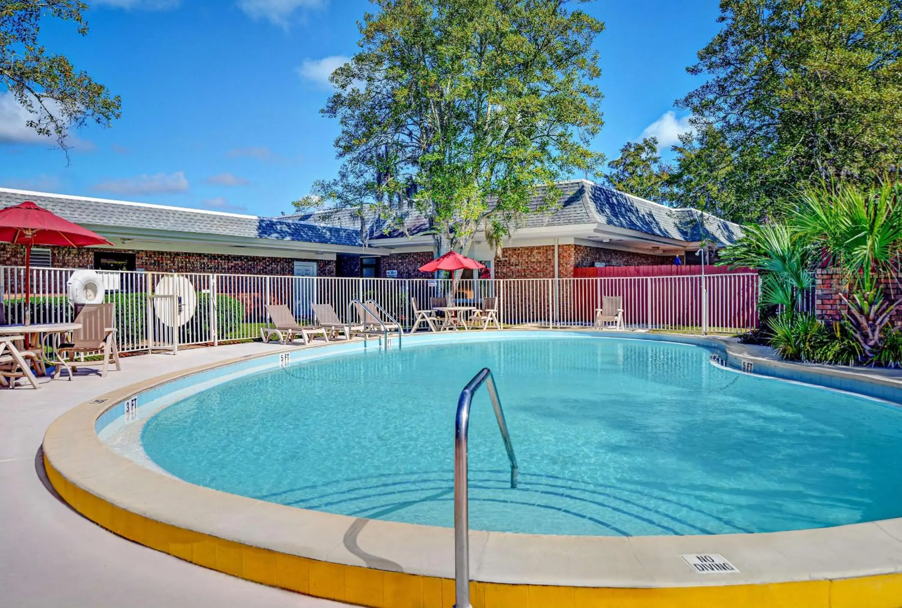 Pool view, Swimming Pool in Motel 6-Tallahassee, FL - Downtown