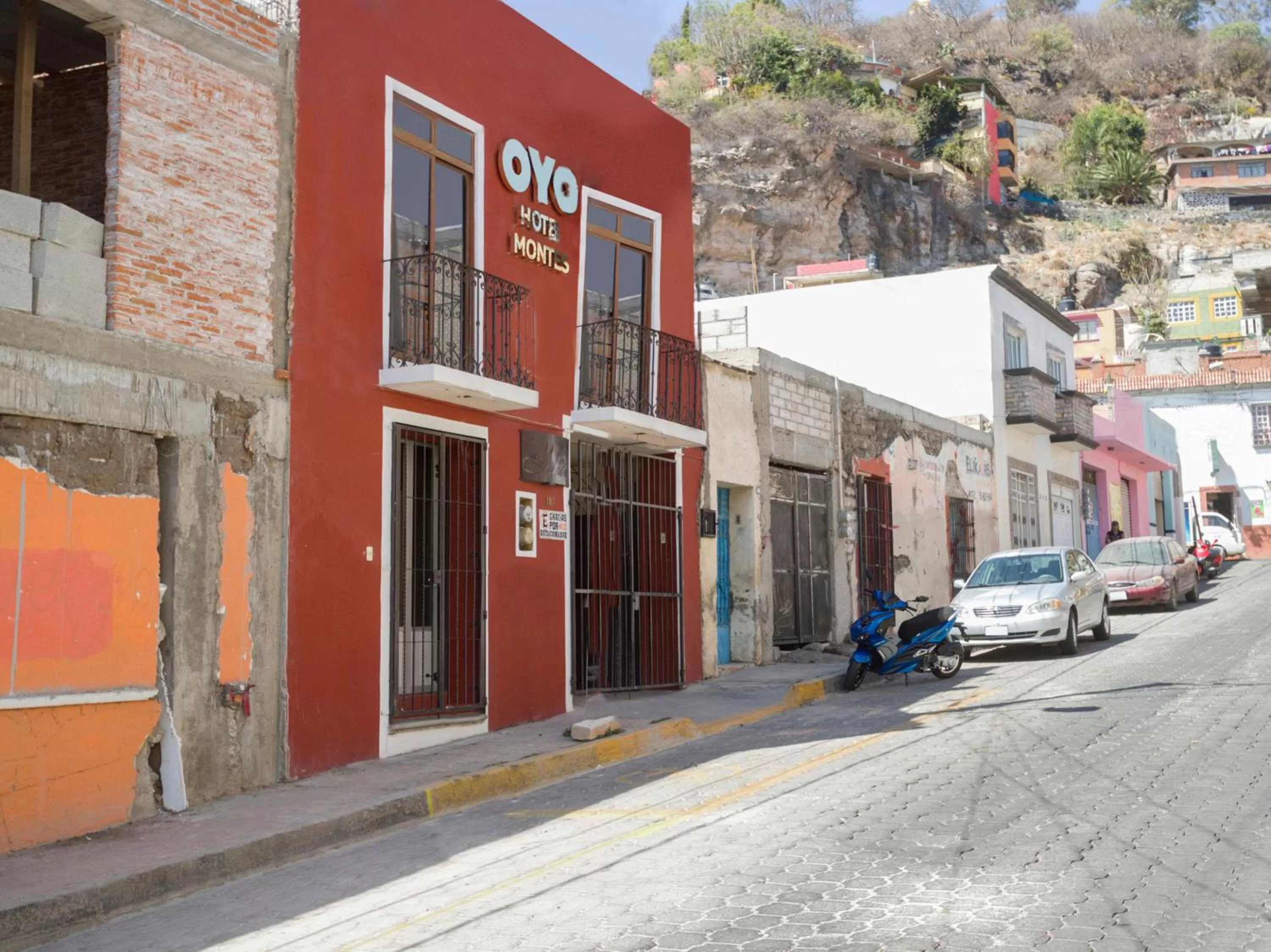 Facade/entrance in OYO Hotel Montes, Atlixco Puebla