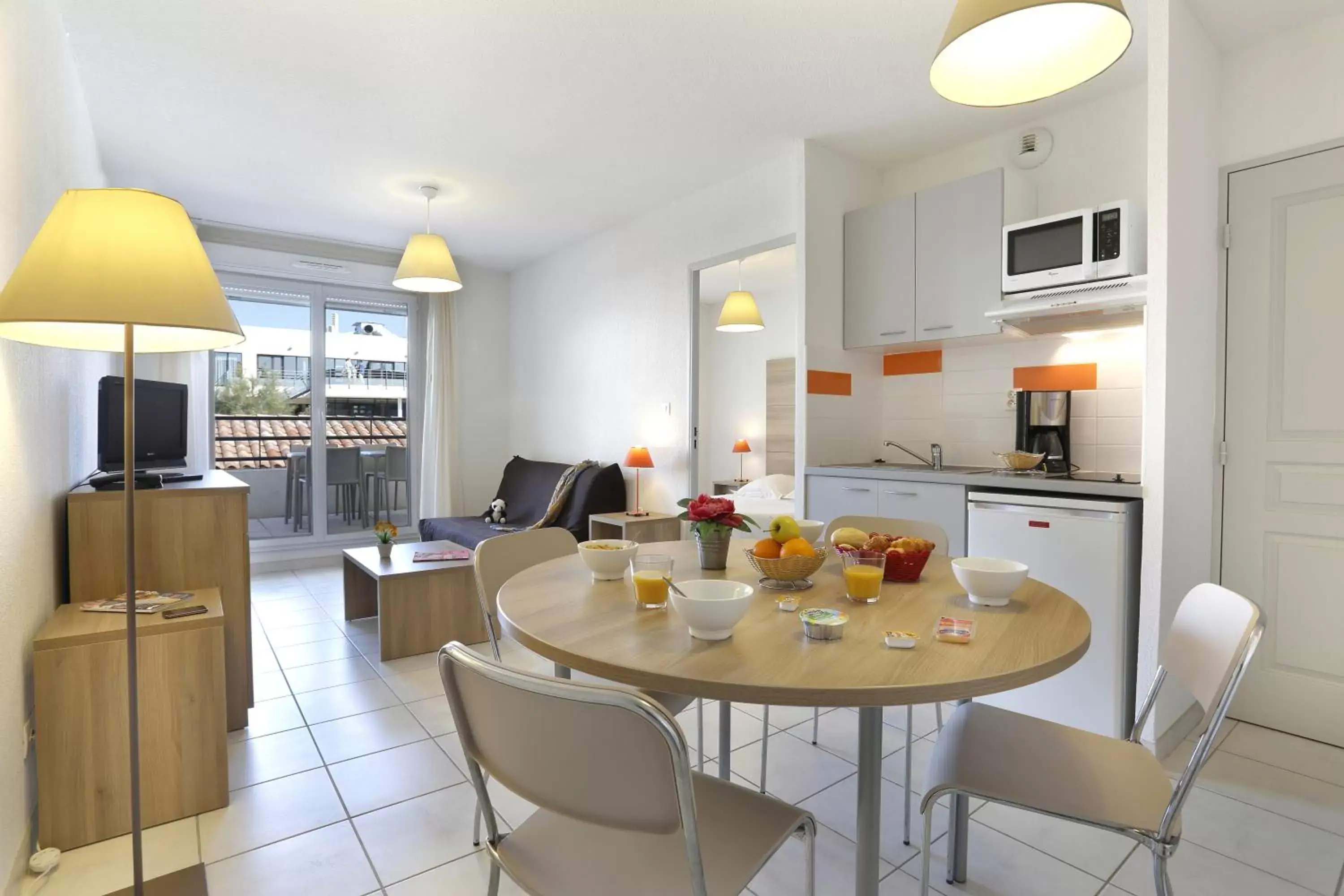 Kitchen or kitchenette, Dining Area in Vacancéole - Résidence Cap Camargue