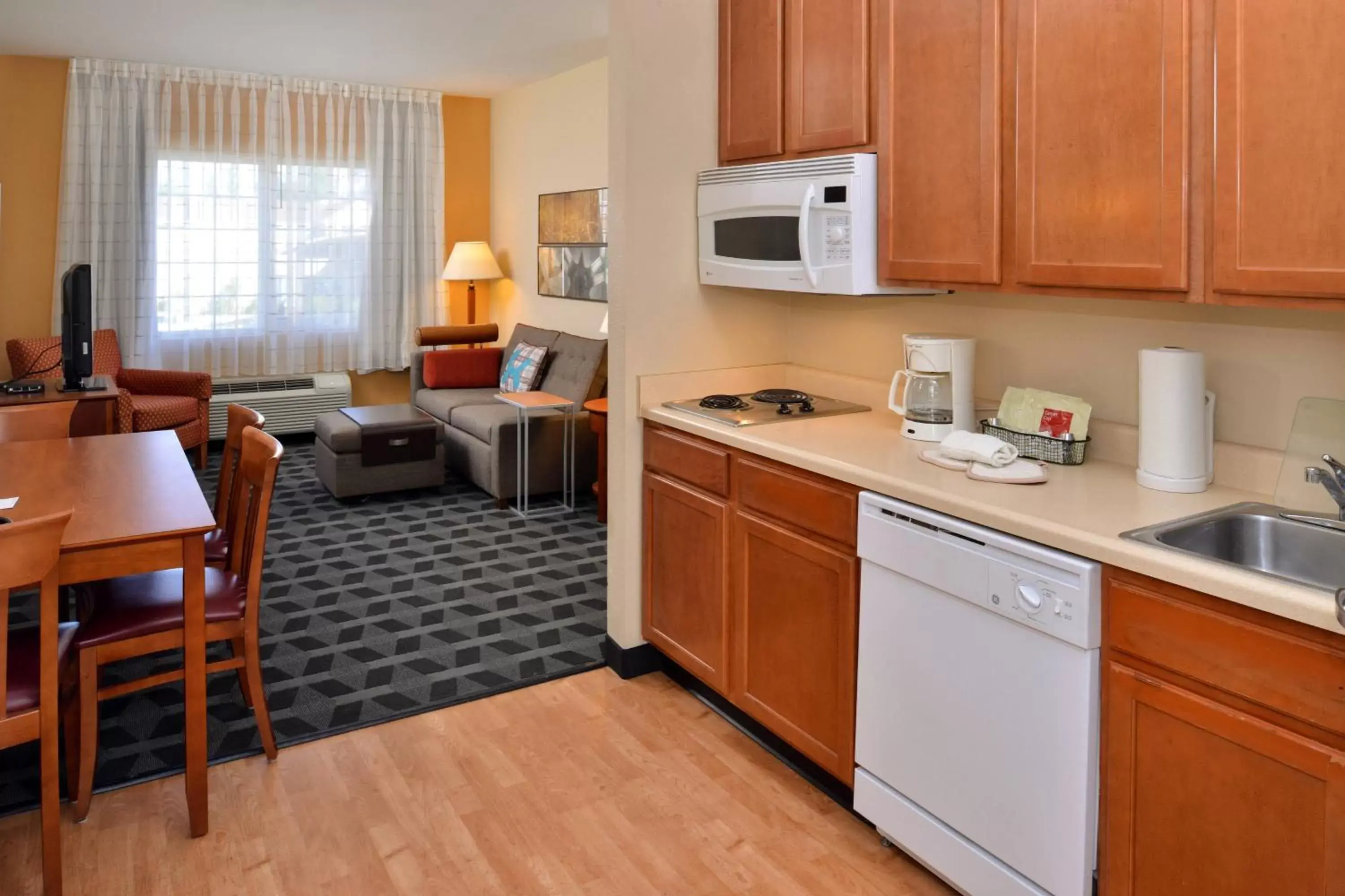Bedroom, Kitchen/Kitchenette in TownePlace Suites Sacramento Cal Expo