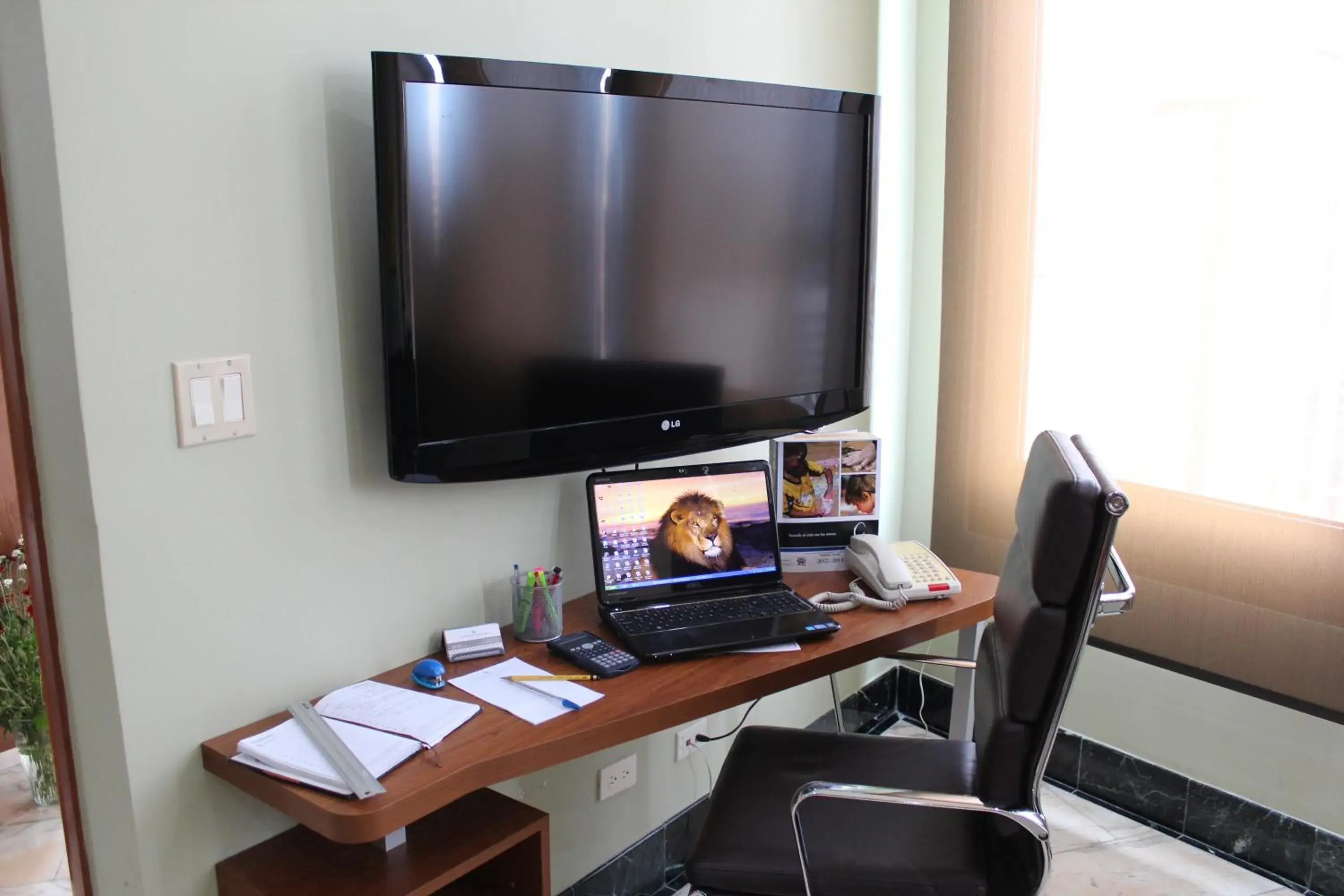 Living room, TV/Entertainment Center in Torres de Alba Hotel & Suites