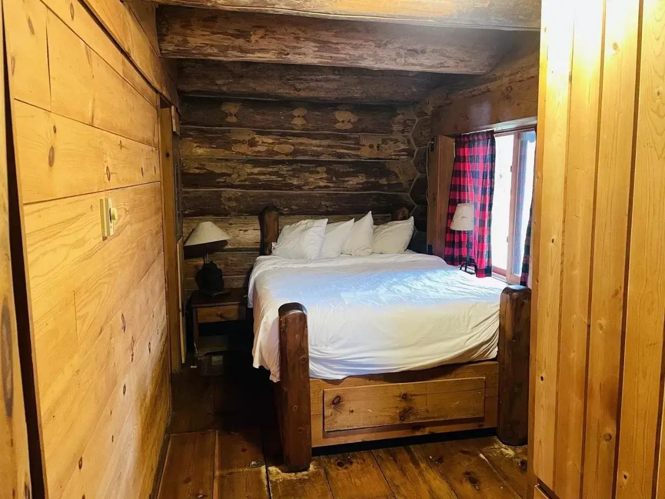 Bedroom, Bed in Drummond Island Resort & Conference Center