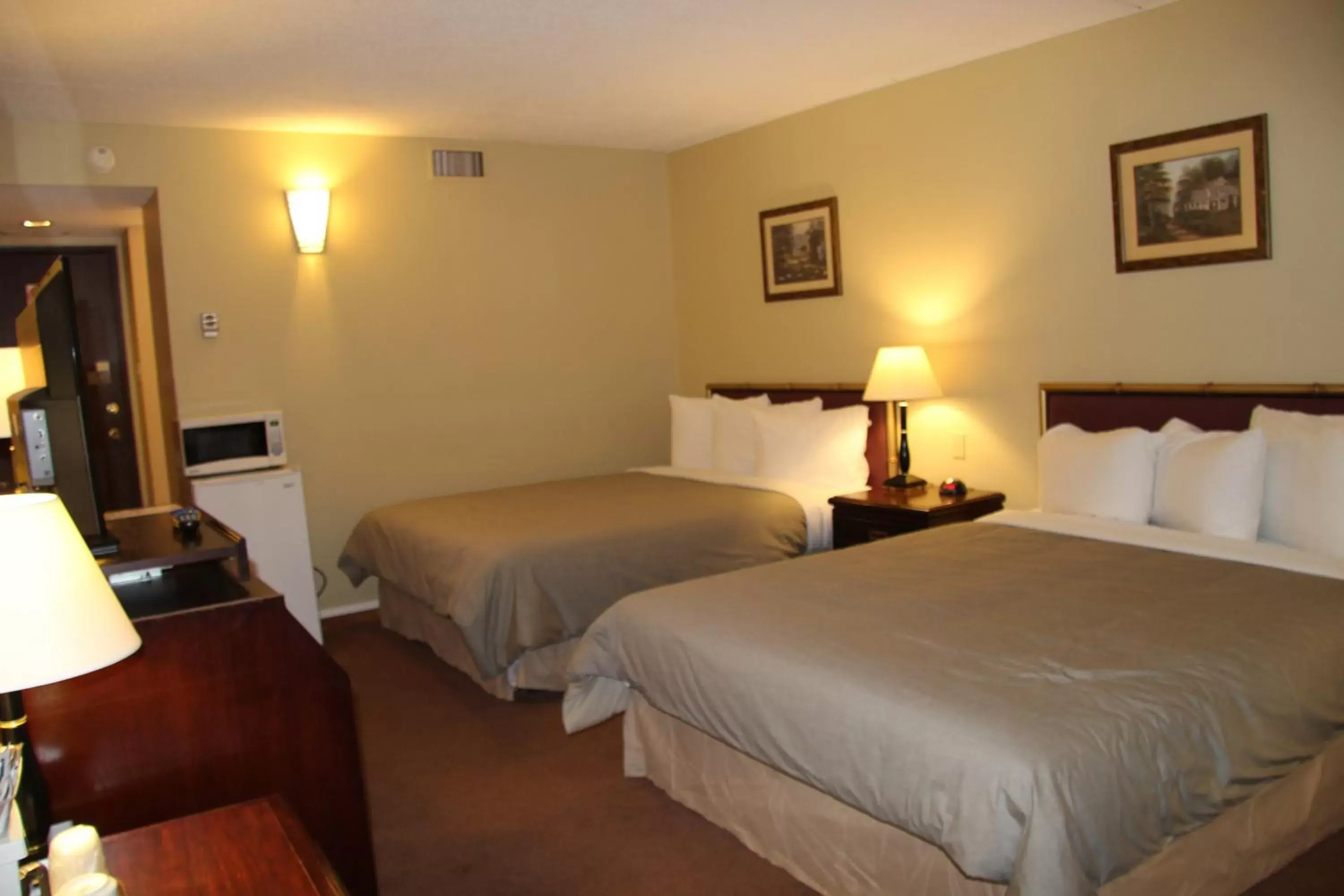 Photo of the whole room, Bed in Canway Inn & Suites