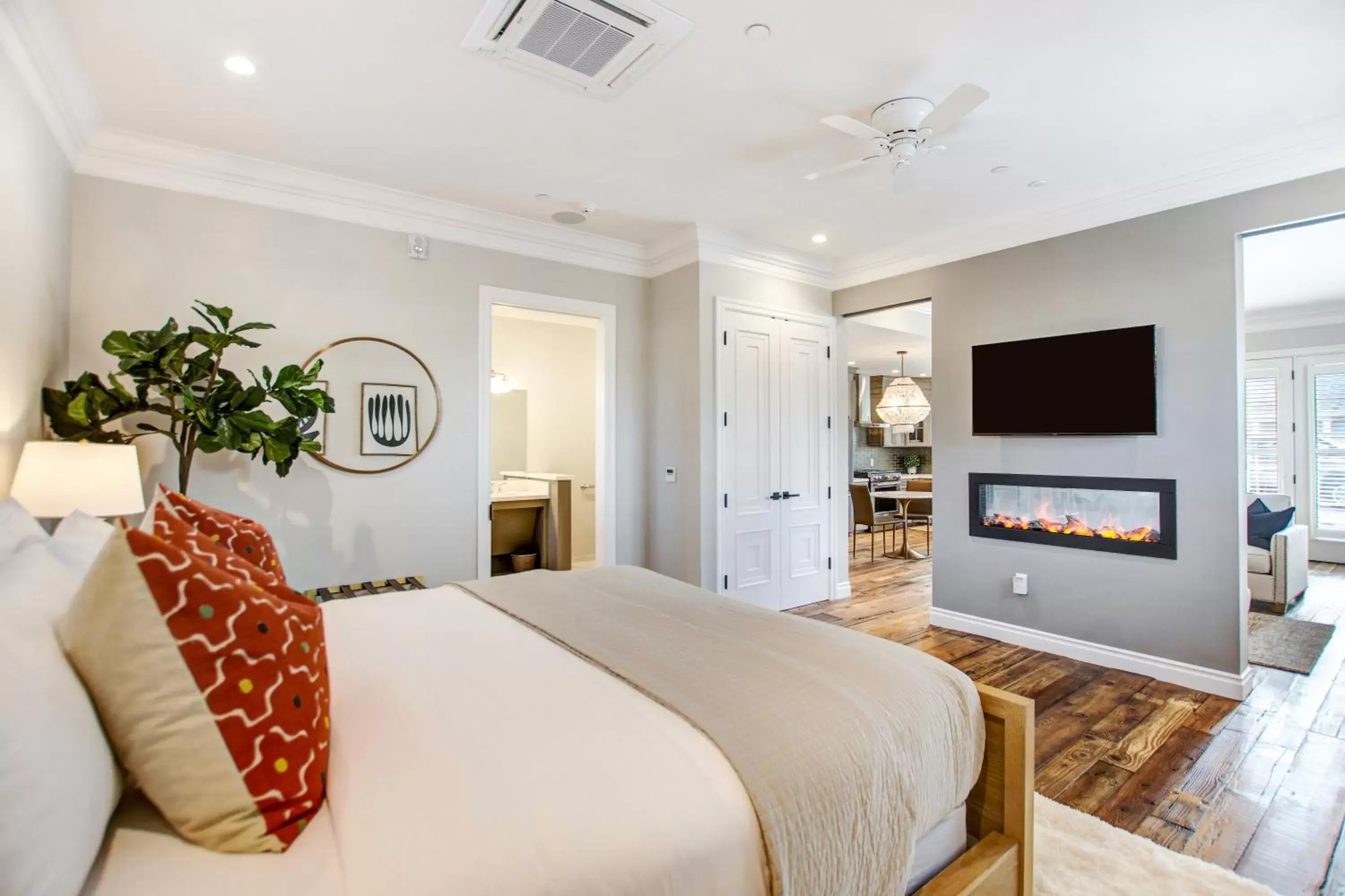 Photo of the whole room, TV/Entertainment Center in Sonoma Bungalows