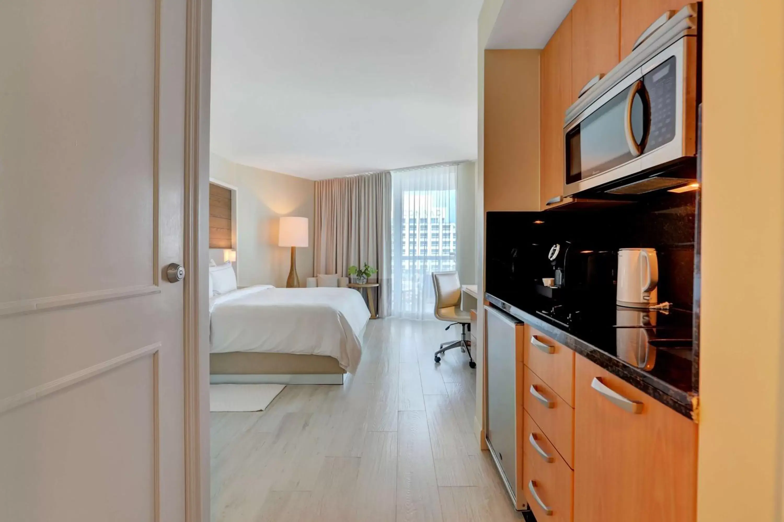 Bed, Kitchen/Kitchenette in Hilton Fort Lauderdale Beach Resort