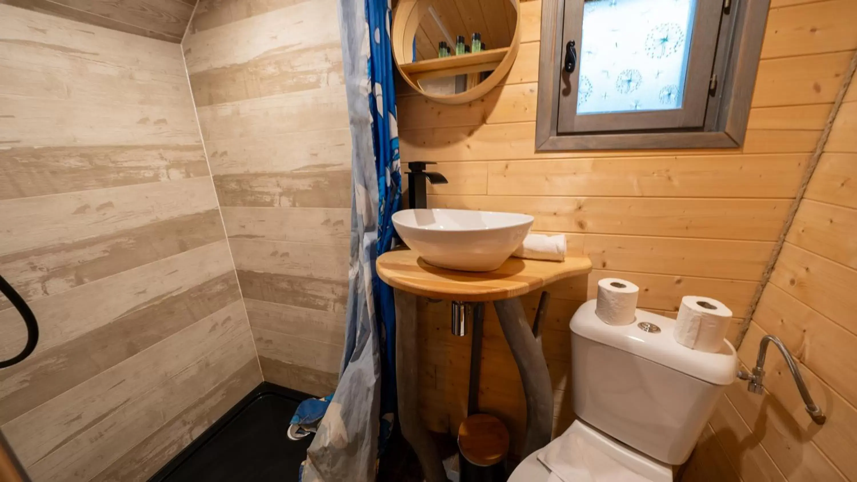 Shower, Bathroom in Le Village de la Champagne - Slowmoov