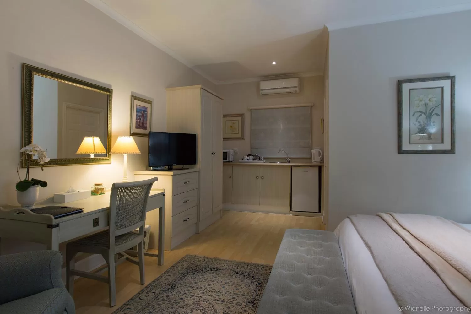 Photo of the whole room, Bed in Carslogie House