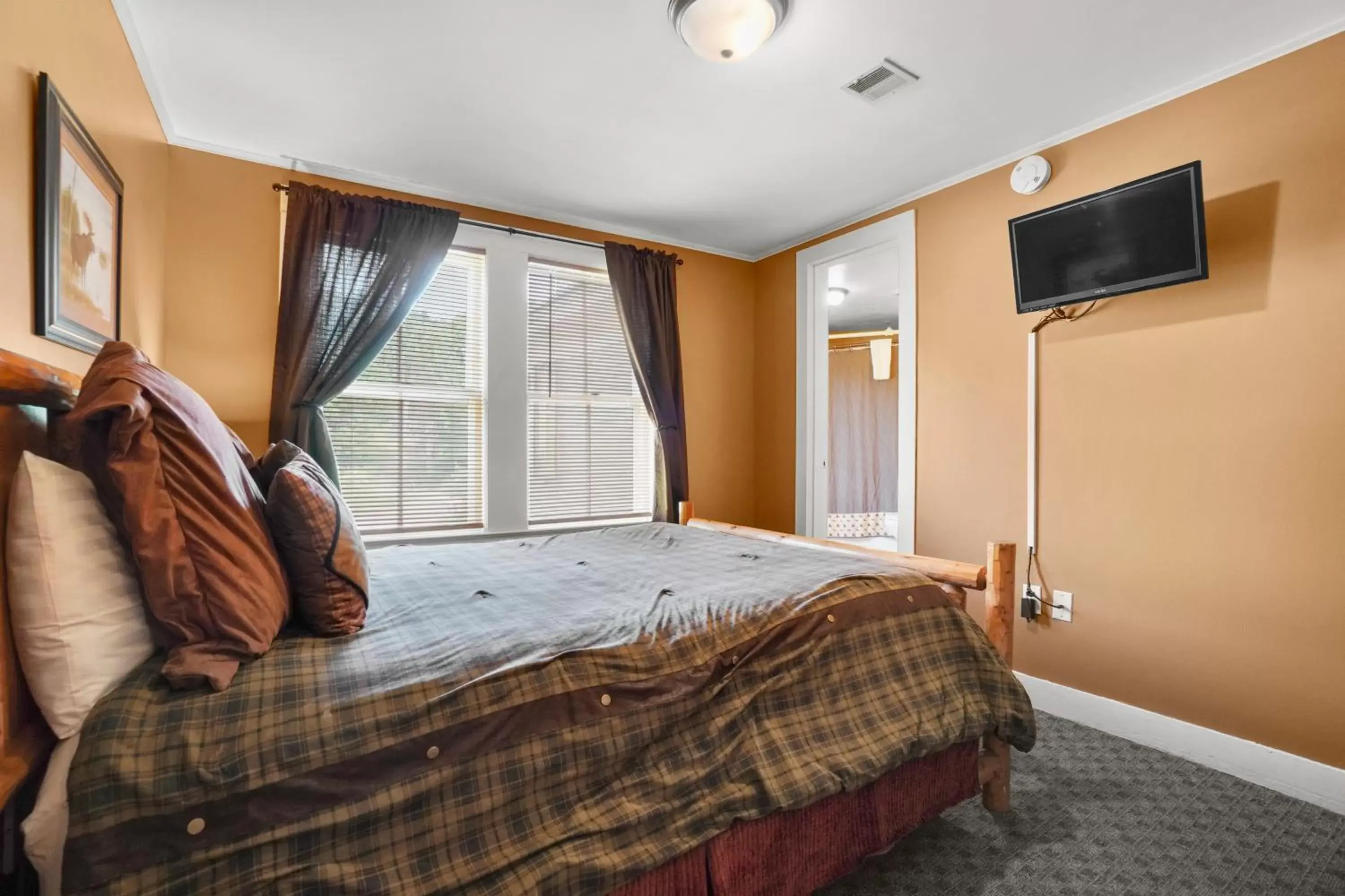 Bedroom, Bed in Whitney's Inn