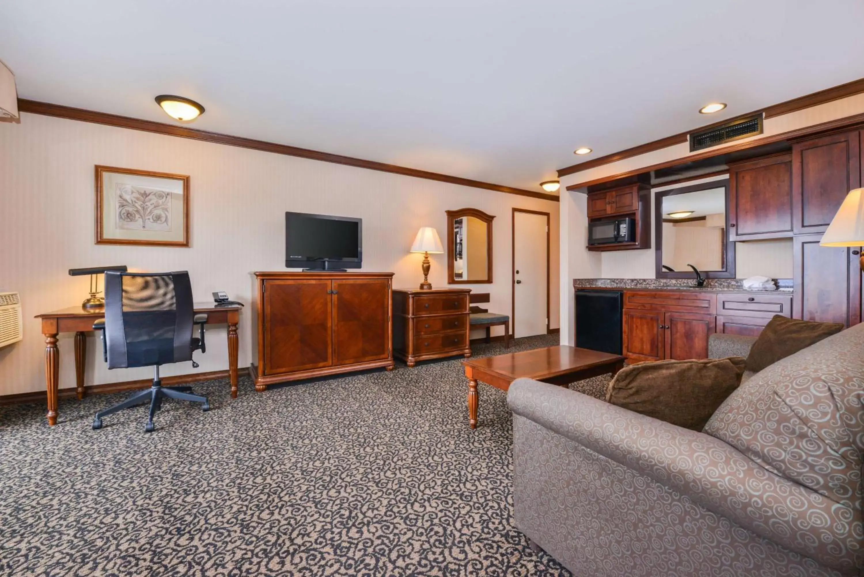 Photo of the whole room, Seating Area in Best Western Edgewater Resort