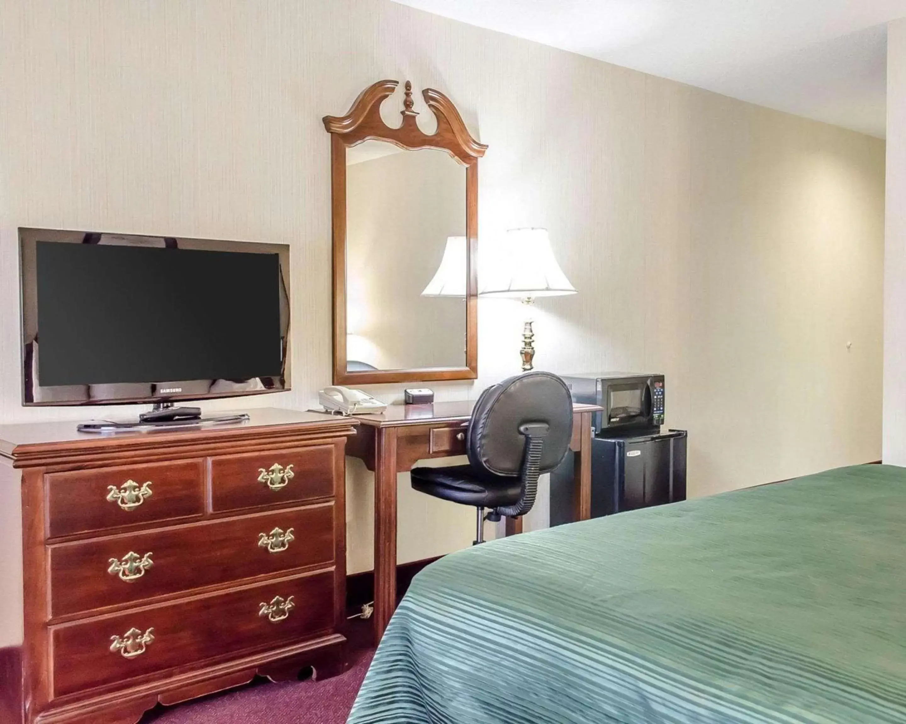 Photo of the whole room, TV/Entertainment Center in Quality Inn Gettysburg Battlefield