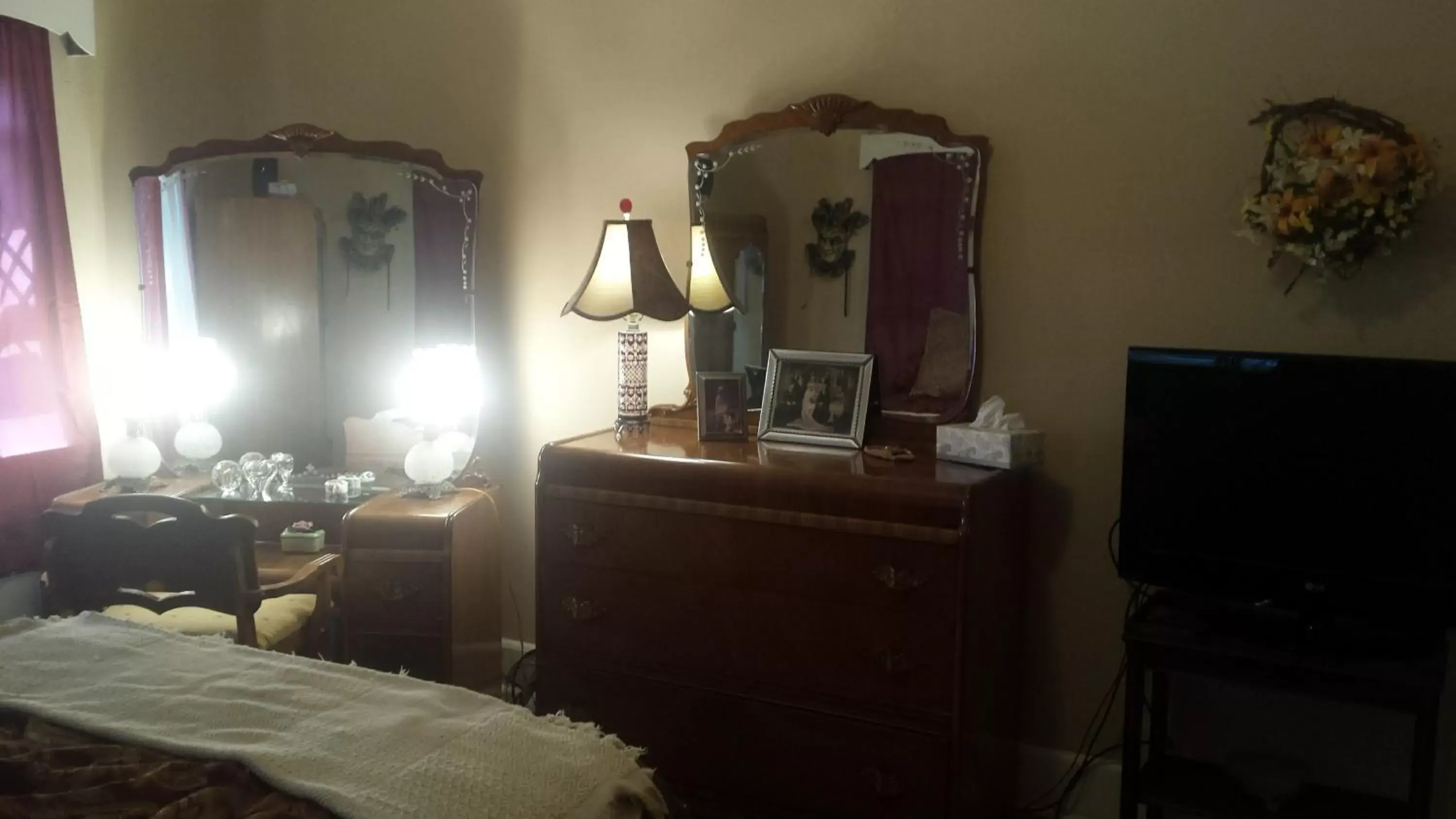 hair dresser, TV/Entertainment Center in Maurrocks - A Pocono Mountains B&B