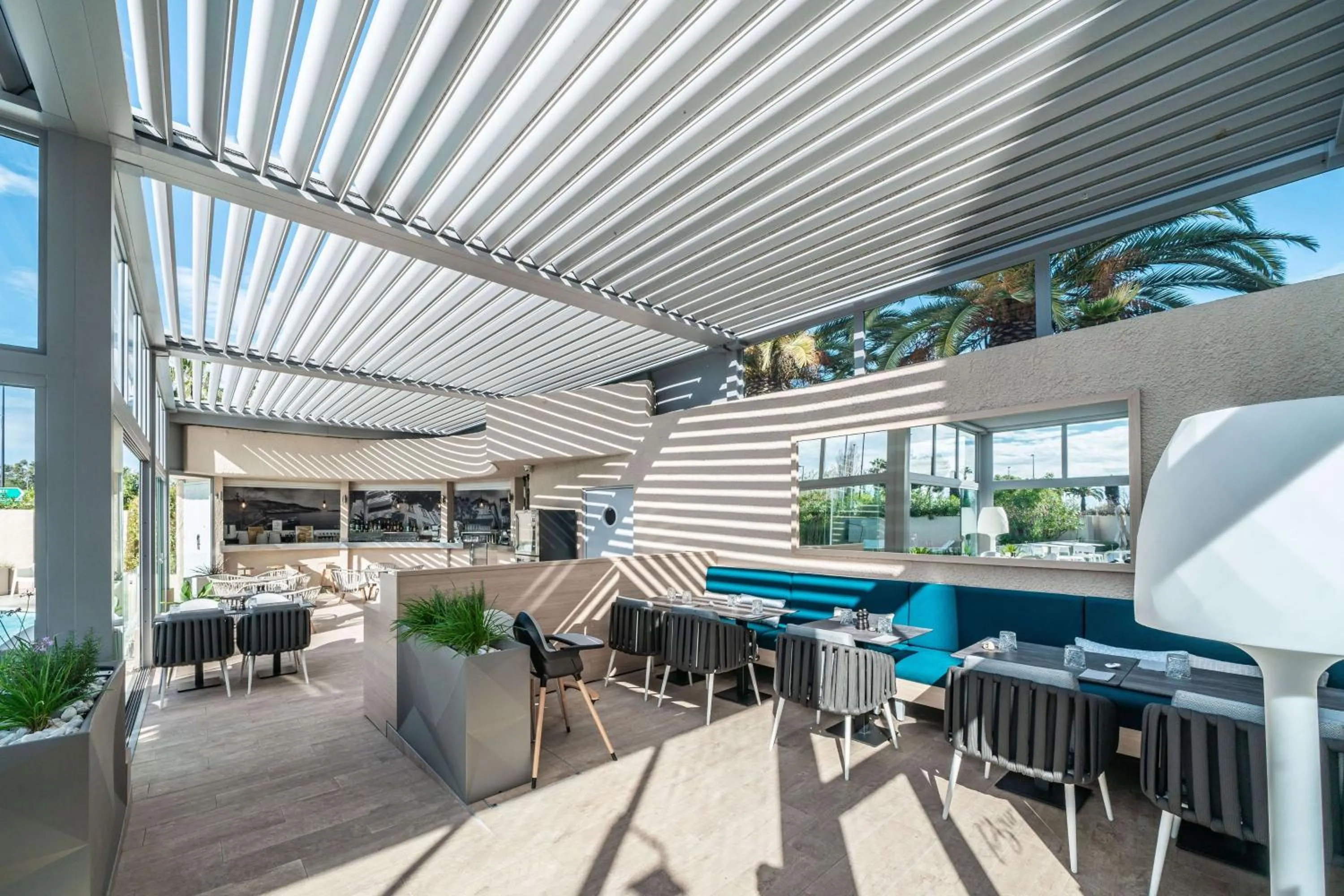 Restaurant/places to eat in Radisson Hotel Nice Airport