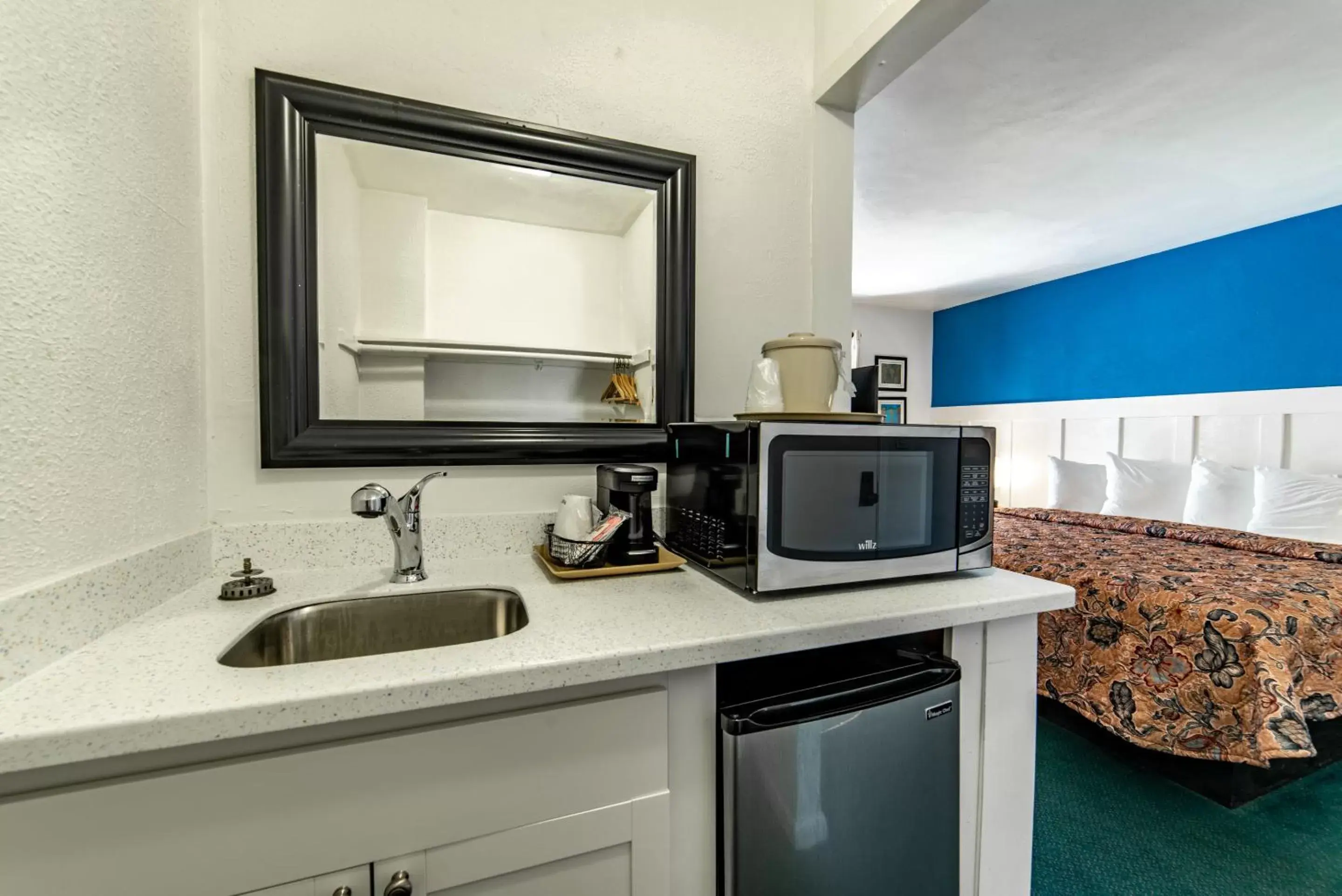 Coffee/tea facilities, Kitchen/Kitchenette in Captain's Table Hotel by Everglades Adventures
