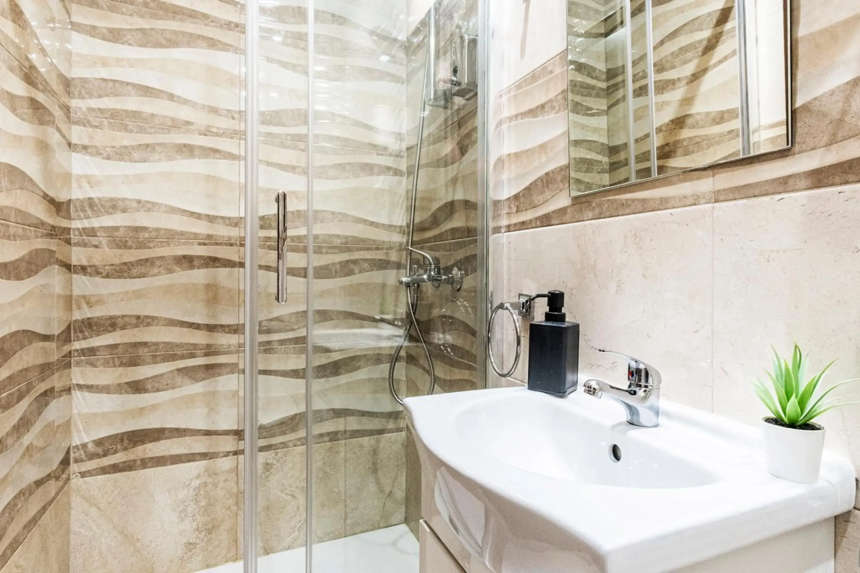 Shower, Bathroom in Hostal Rincón de Sol