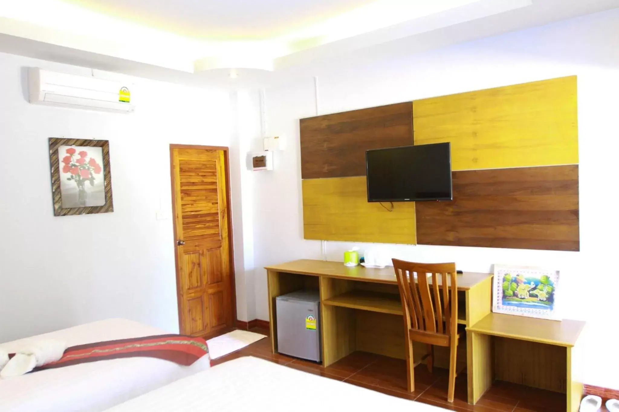 TV and multimedia, TV/Entertainment Center in Hugpua Hotel