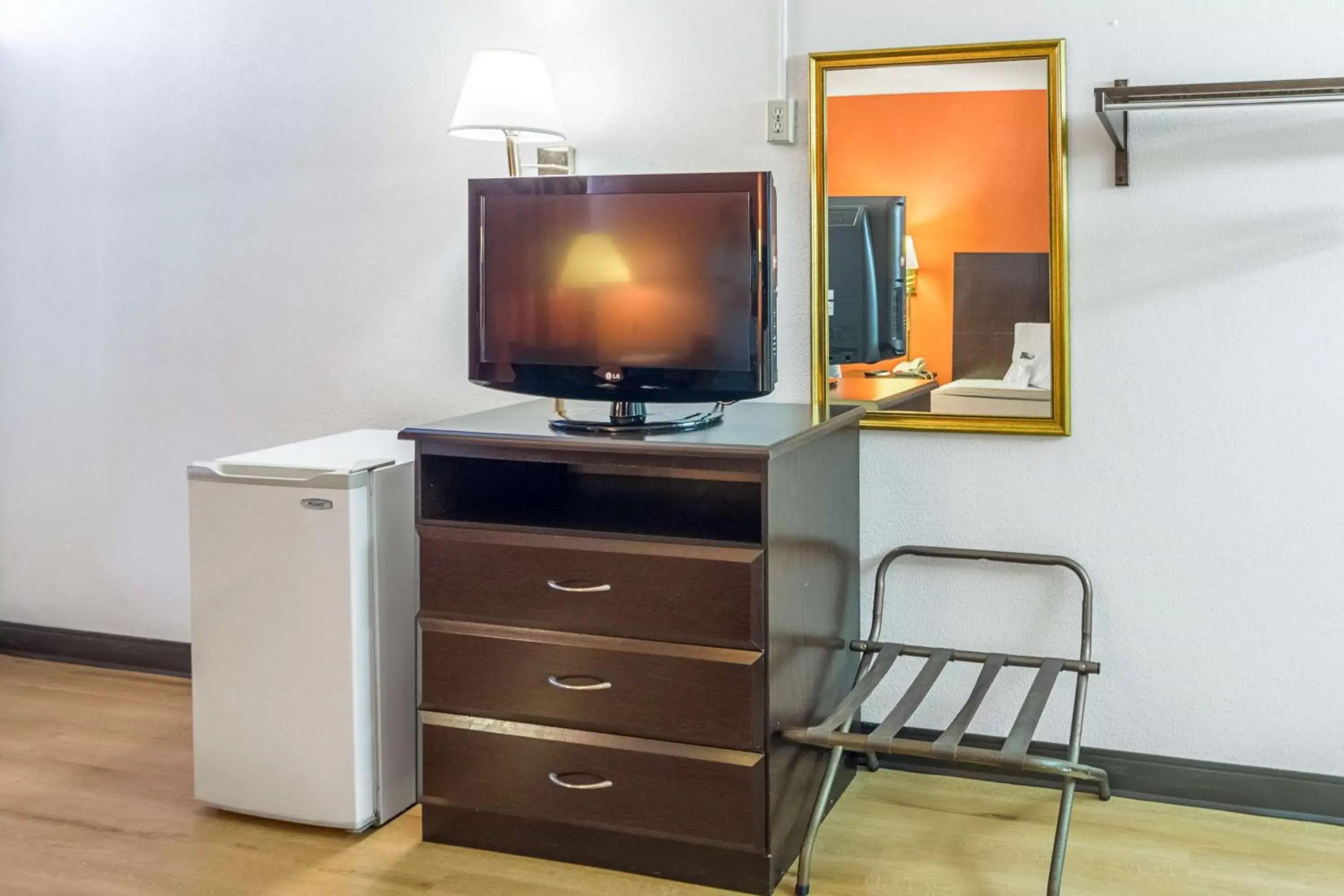 TV and multimedia, TV/Entertainment Center in Motel 6-Groton, CT - Casinos nearby