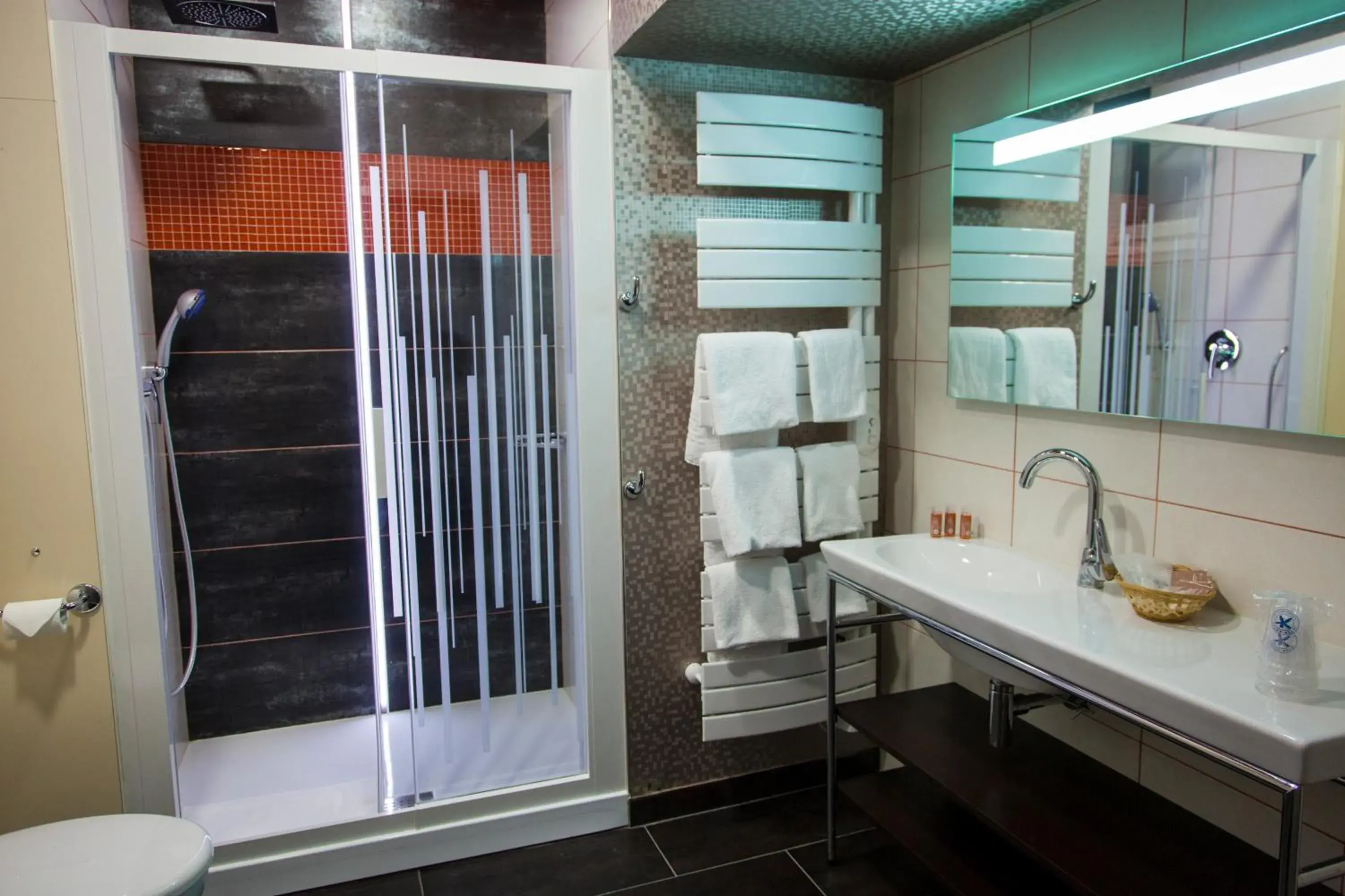 Bathroom in The Originals City, Archotel, Sens (Inter-Hotel)