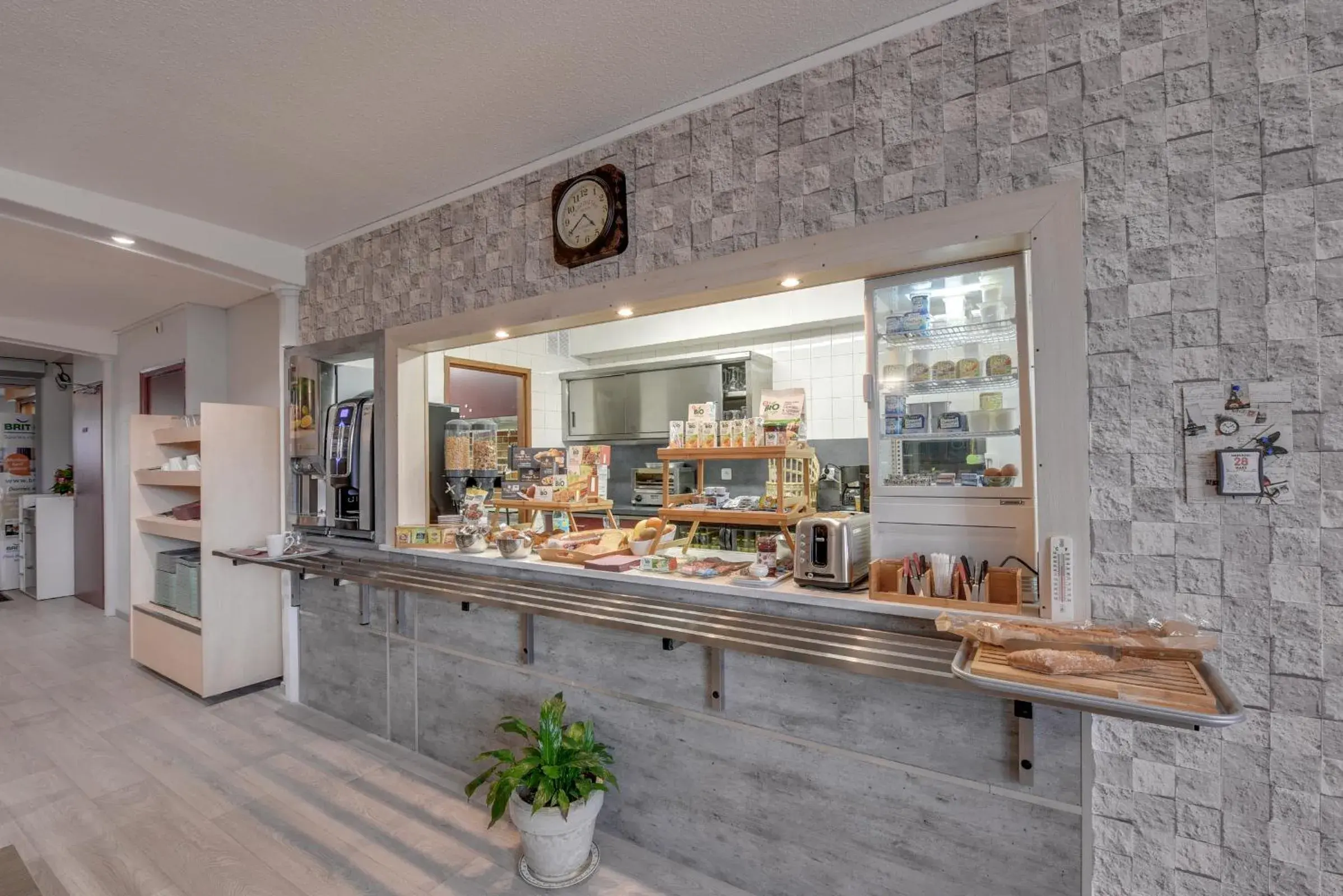 Food and drinks in The Originals Access, Hotel Thouars Food and drinks in The Originals Access, Hotel Thouars