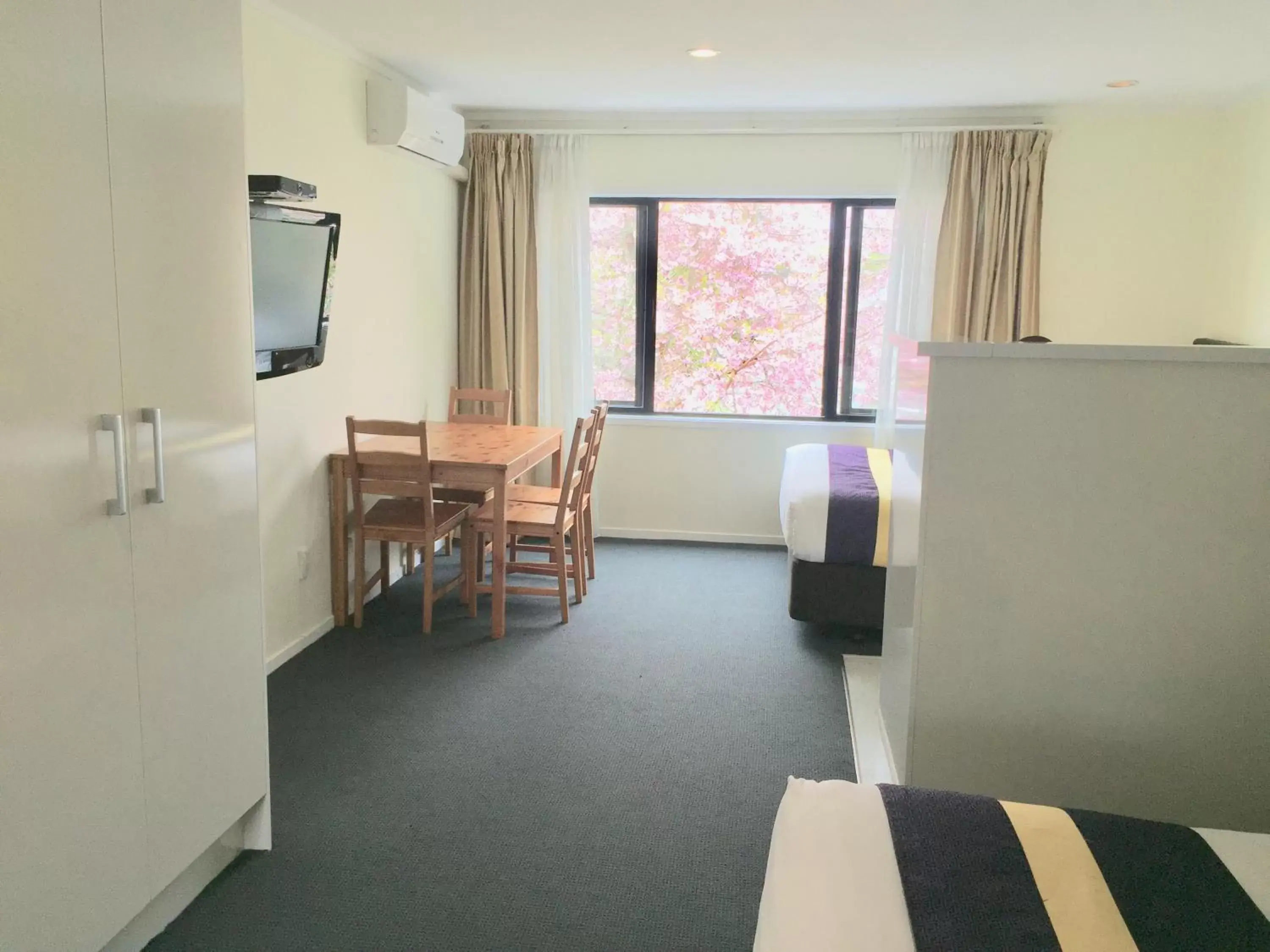 Dining Area in Royal Park Lodge