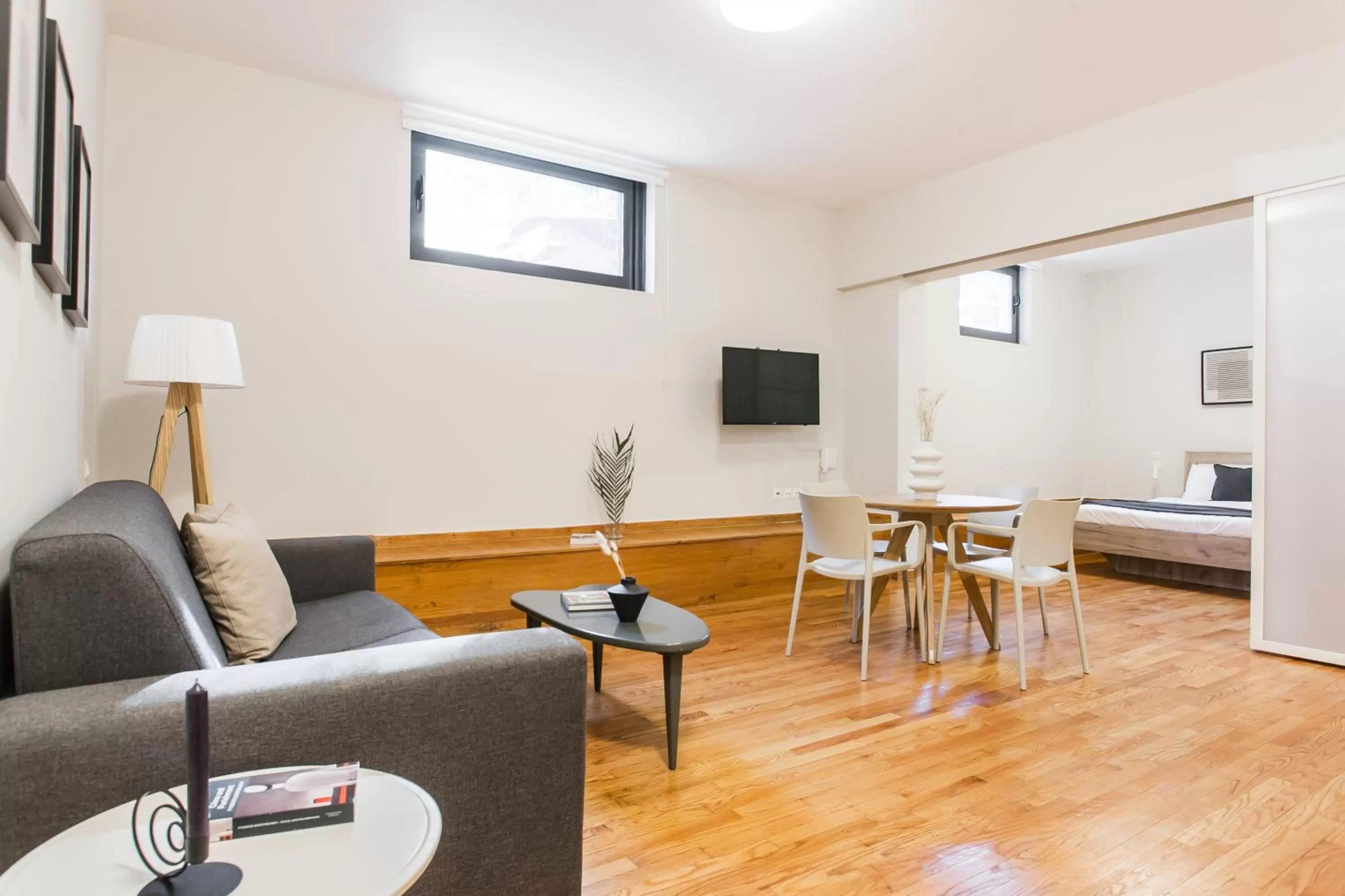 Living room, Seating Area in ZOIA The Hill by UPSTREET