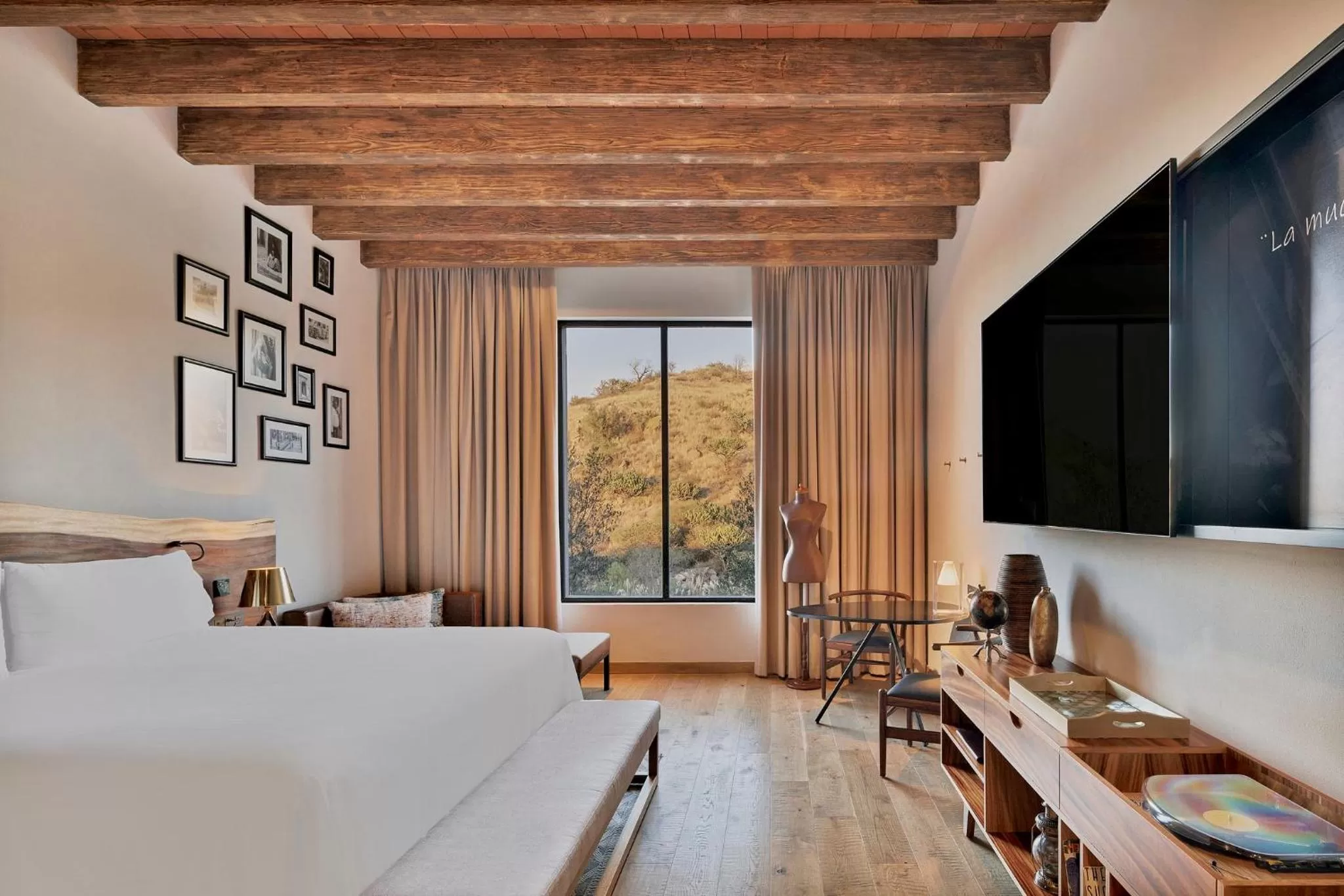 Photo of the whole room, Bed in Live Aqua San Miguel de Allende