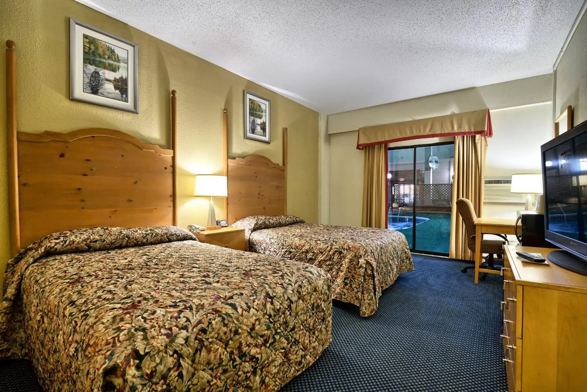 Photo of the whole room, Bed in Katahdin Inn & Suites