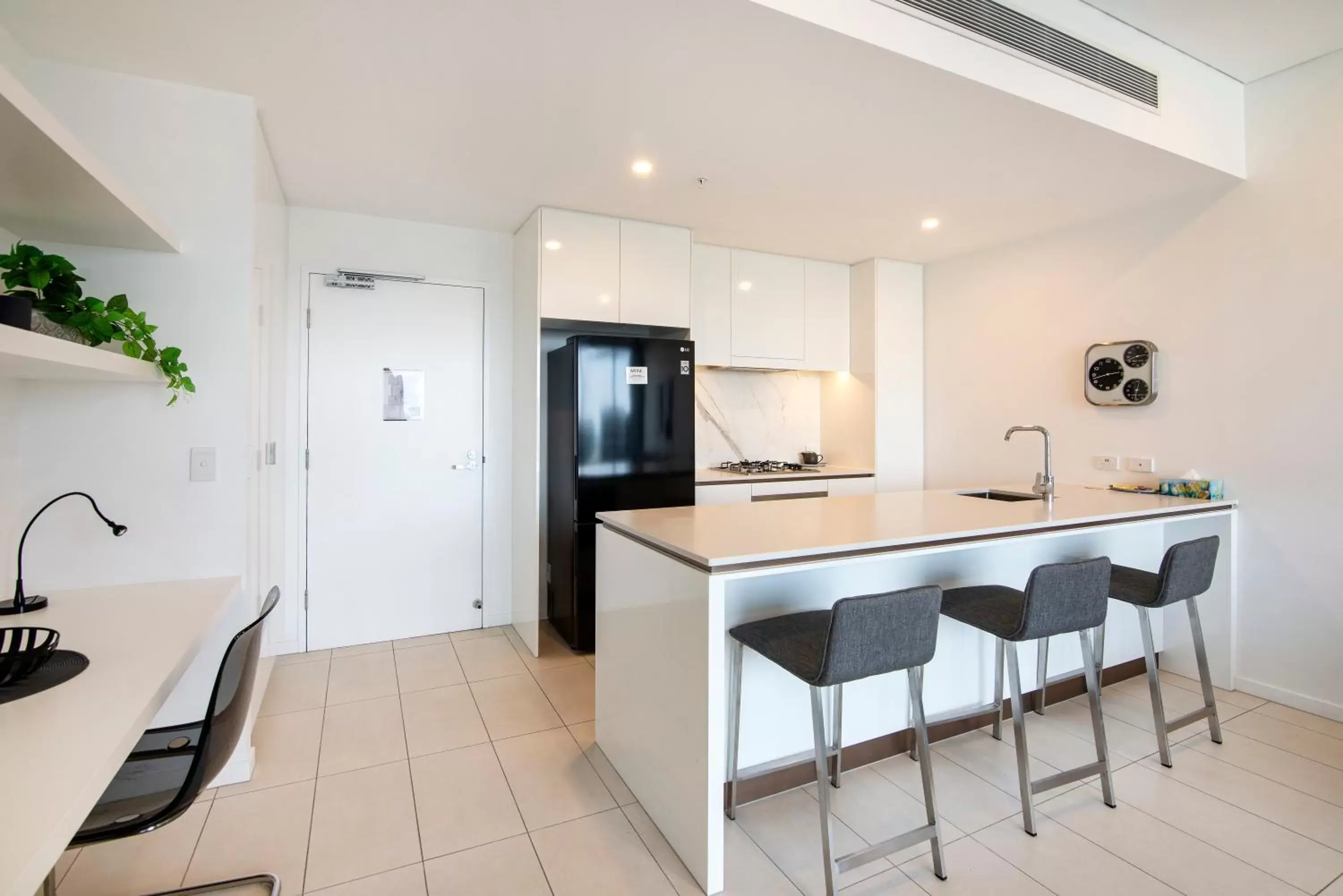 Kitchen or kitchenette, Kitchen/Kitchenette in Hope Street Apartments by CLLIX