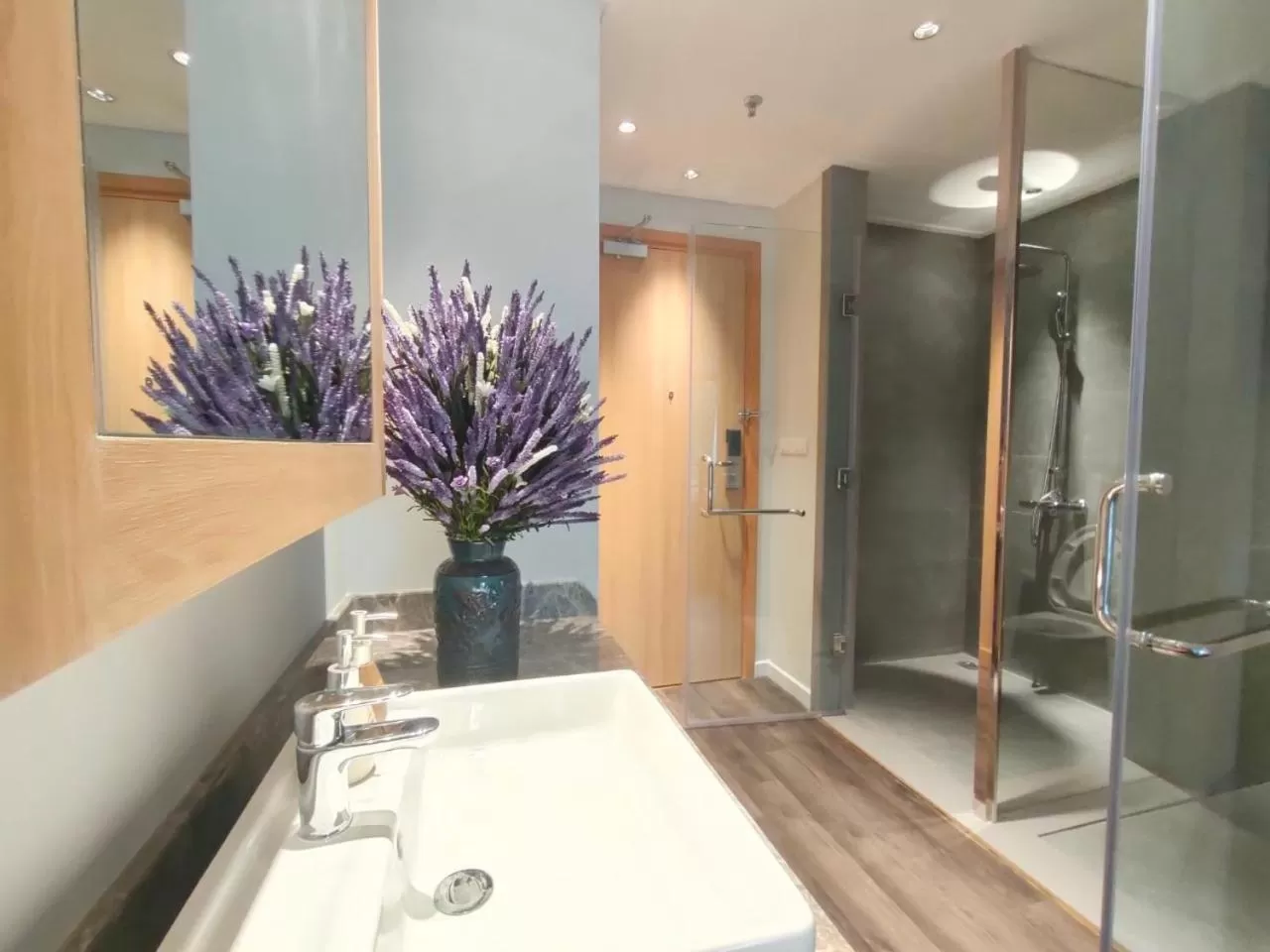 Hồng Gia Tuệ Lake View