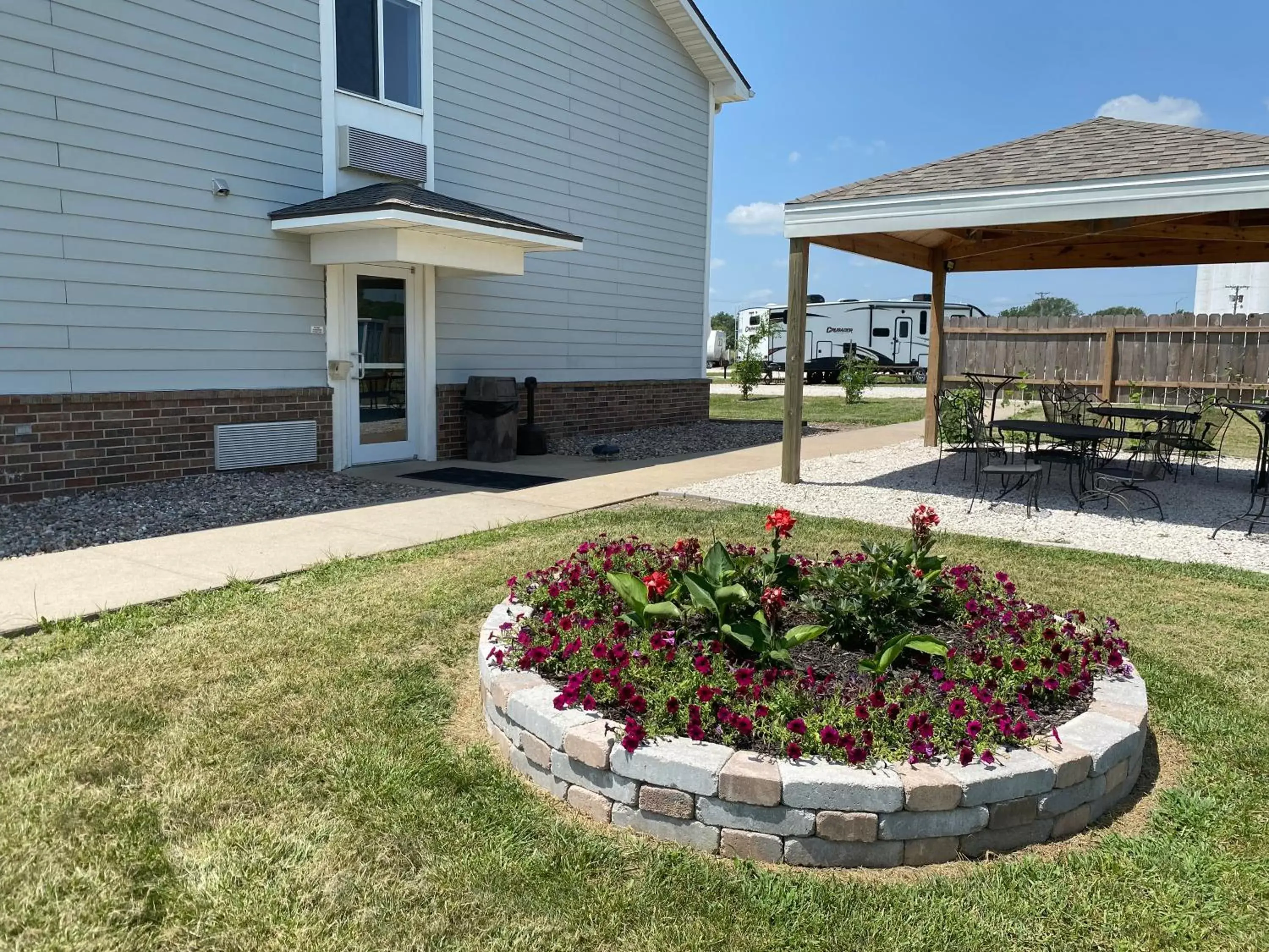 Patio, Garden in Garnett Hotel & RV Park