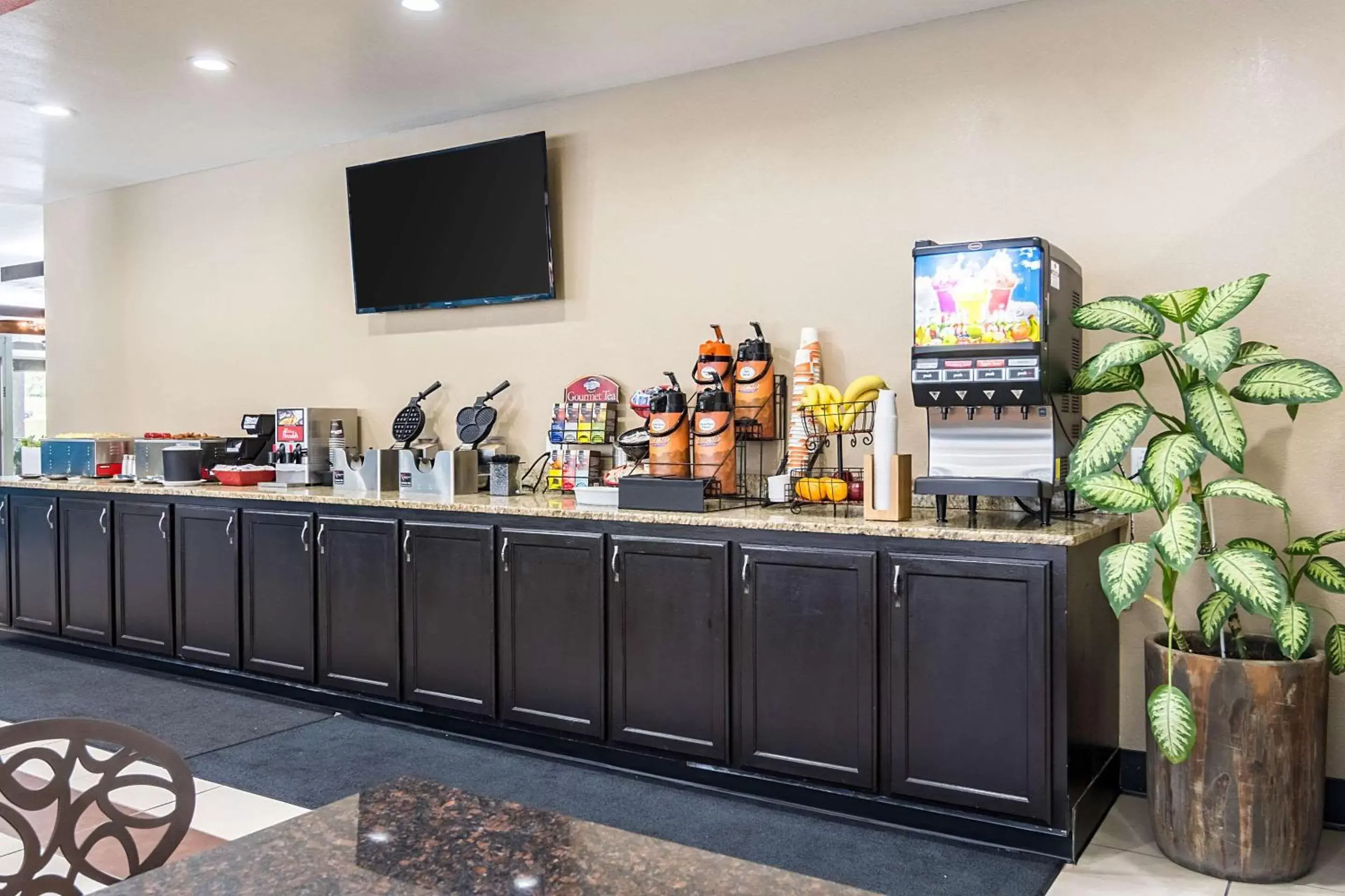 Restaurant/places to eat in Clarion Inn & Suites Russellville I-40