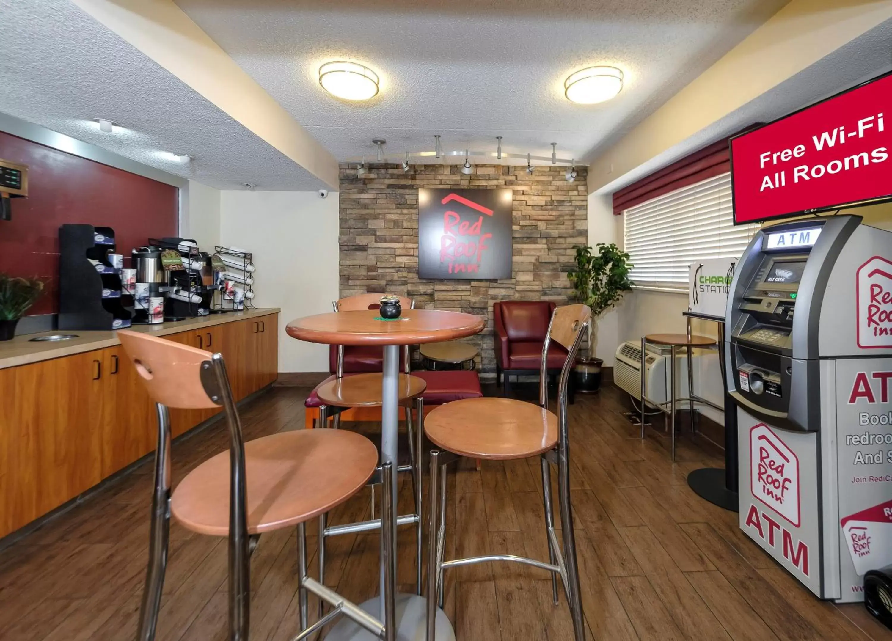 Lobby or reception, Lounge/Bar in Red Roof Inn Dallas - DFW Airport North