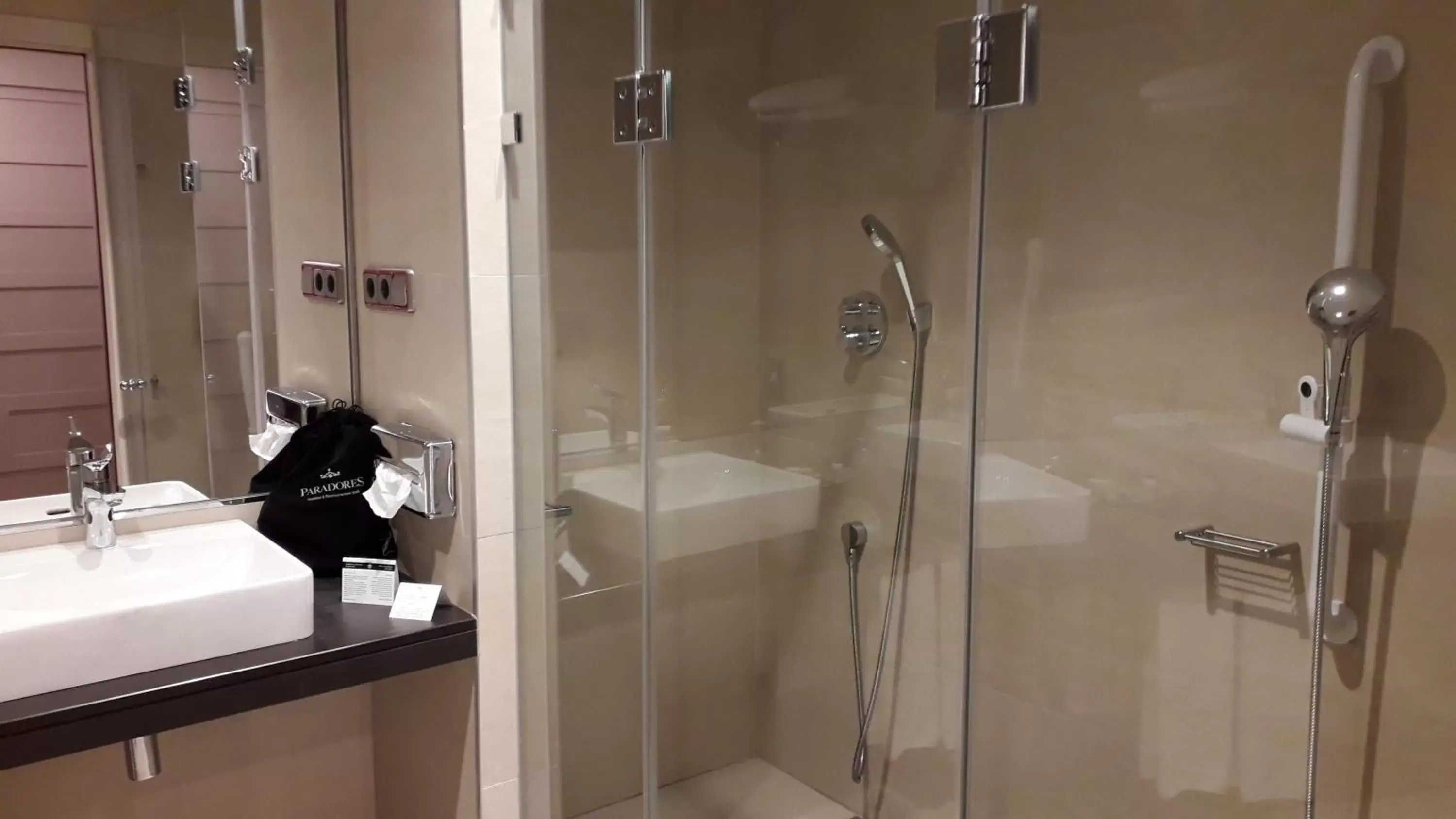 Facility for disabled guests, Bathroom in Parador de Santo Domingo de la Calzada