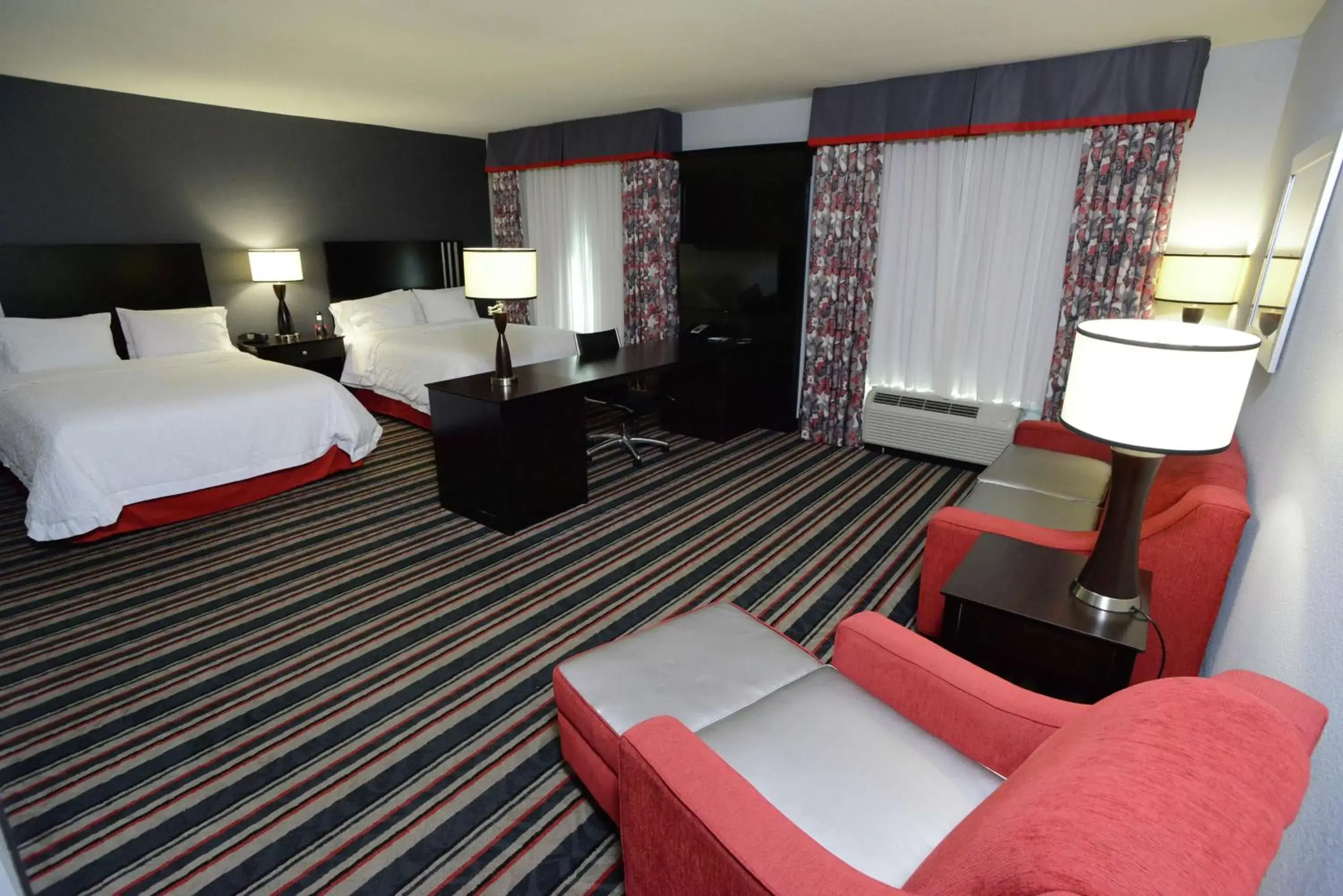 Bedroom, Bed in Hampton Inn & Suites Albany at Albany Mall