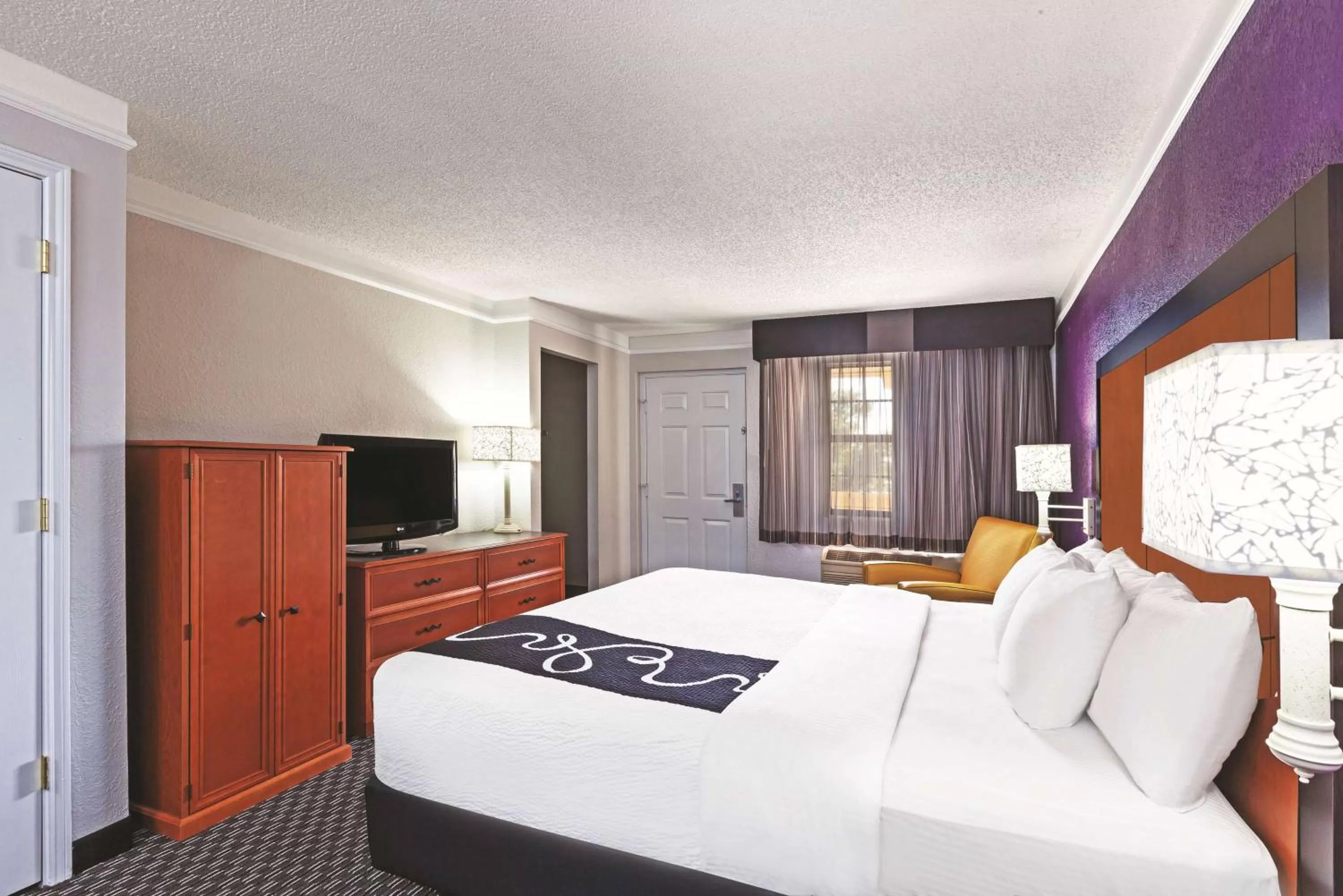 Bed in La Quinta Inn by Wyndham Midland