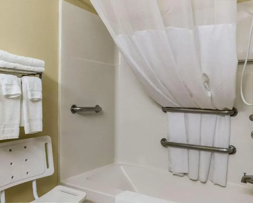 Bathroom in Quality Suites Near West Acres