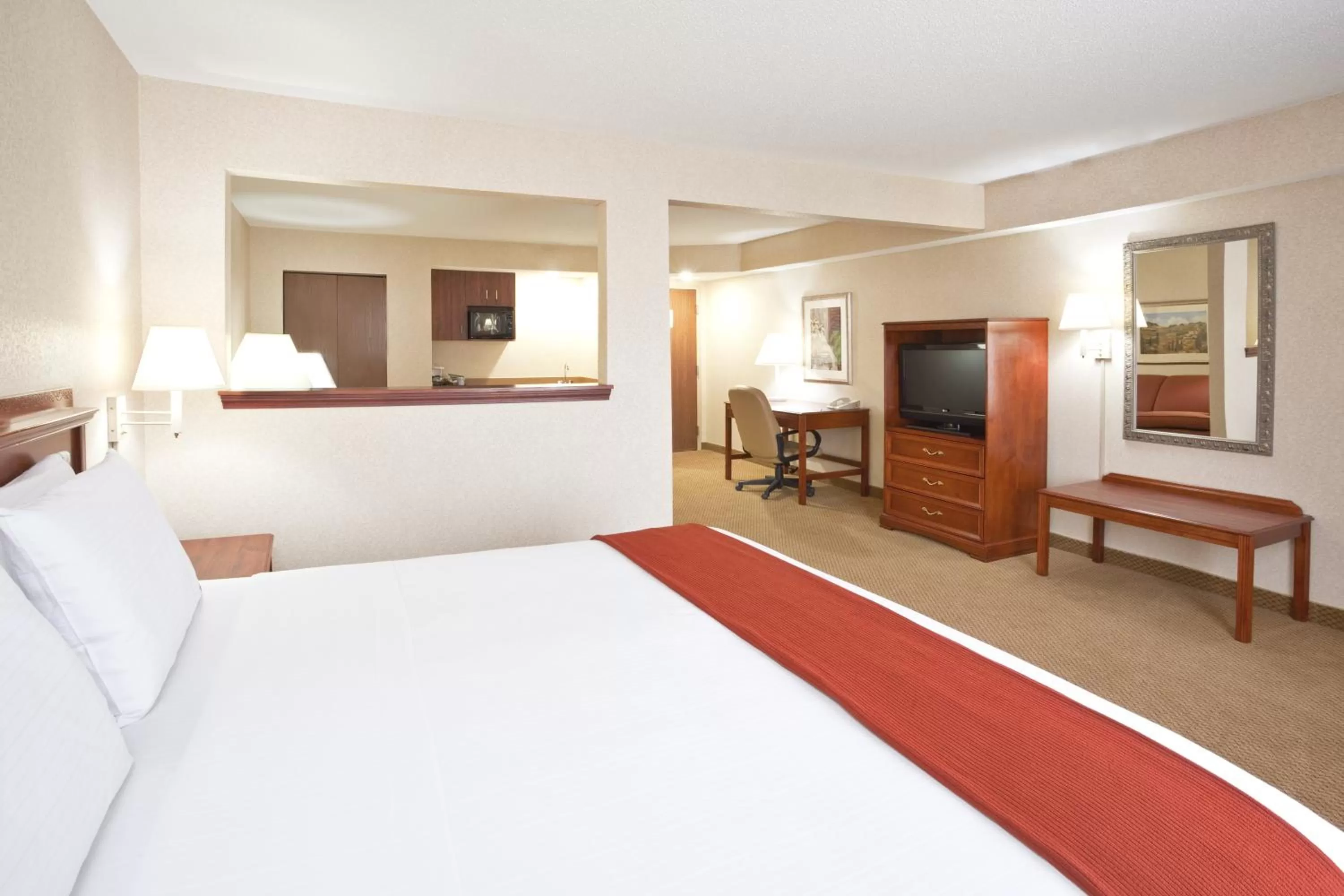 Photo of the whole room, Bed in Holiday Inn Express Hotel & Suites Bowling Green by IHG