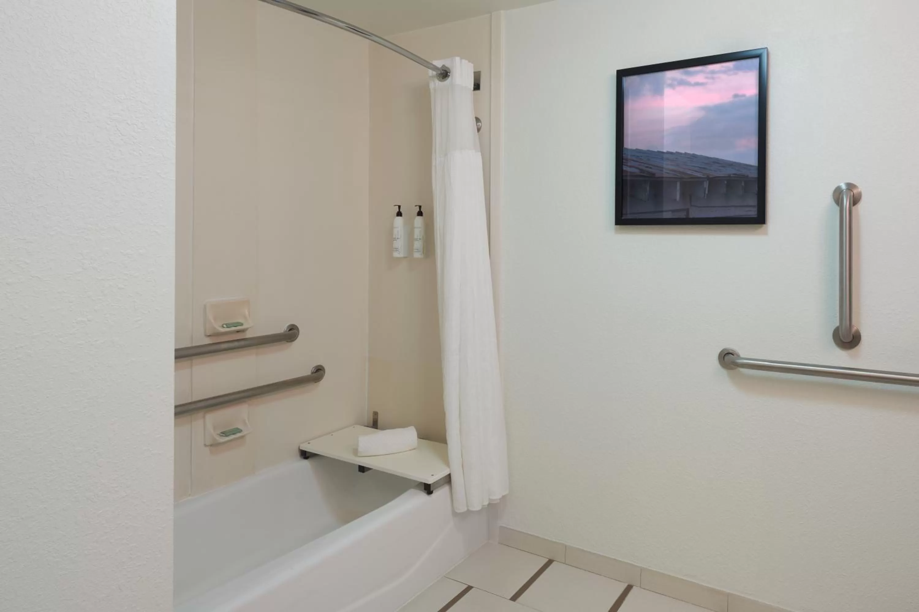 Bathroom in Fairfield Inn & Suites by Marriott Orlando International Drive/Convention Center