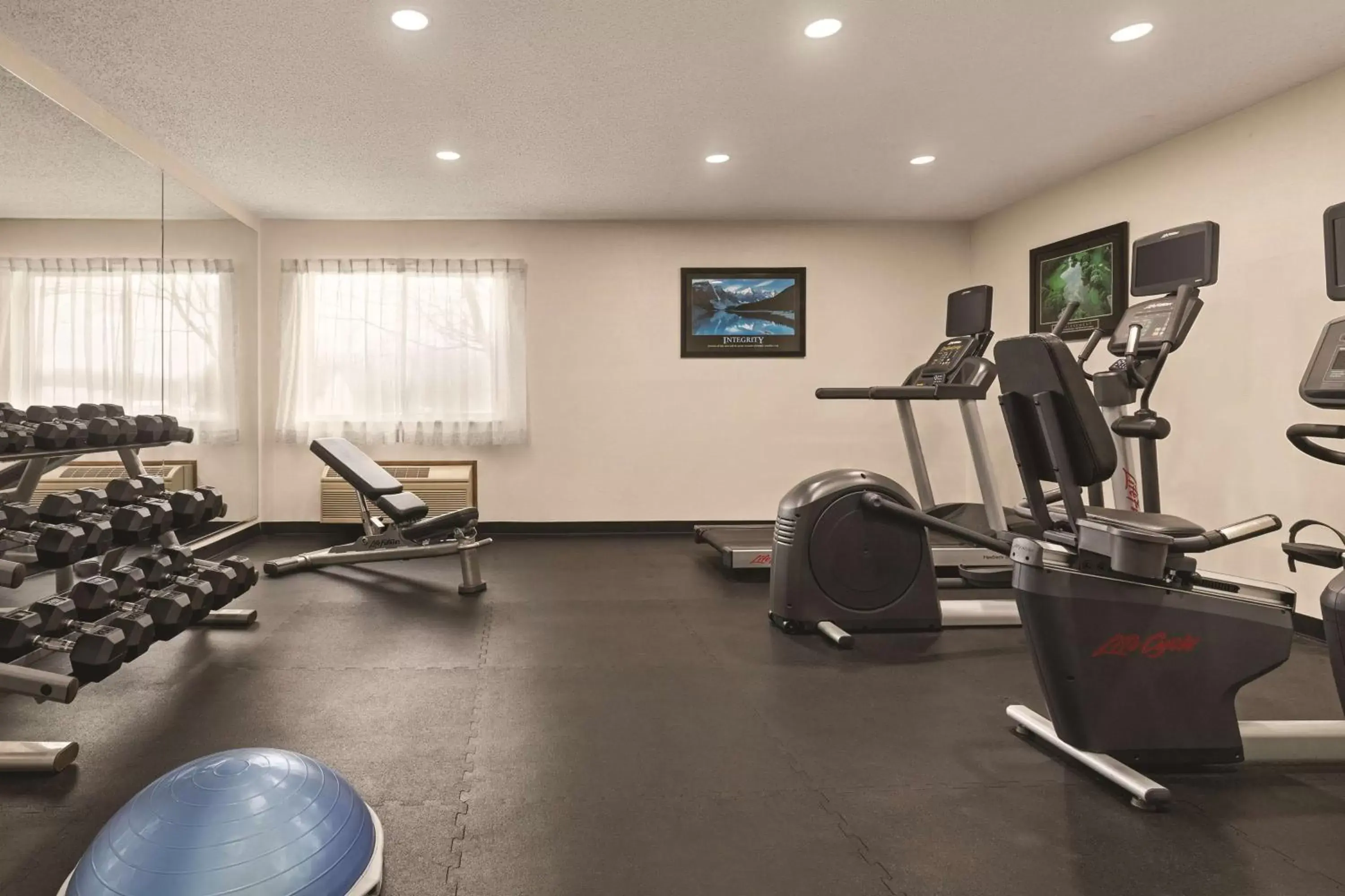 Spa and wellness centre/facilities, Fitness Center/Facilities in Country Inn & Suites by Radisson, Auburn, IN