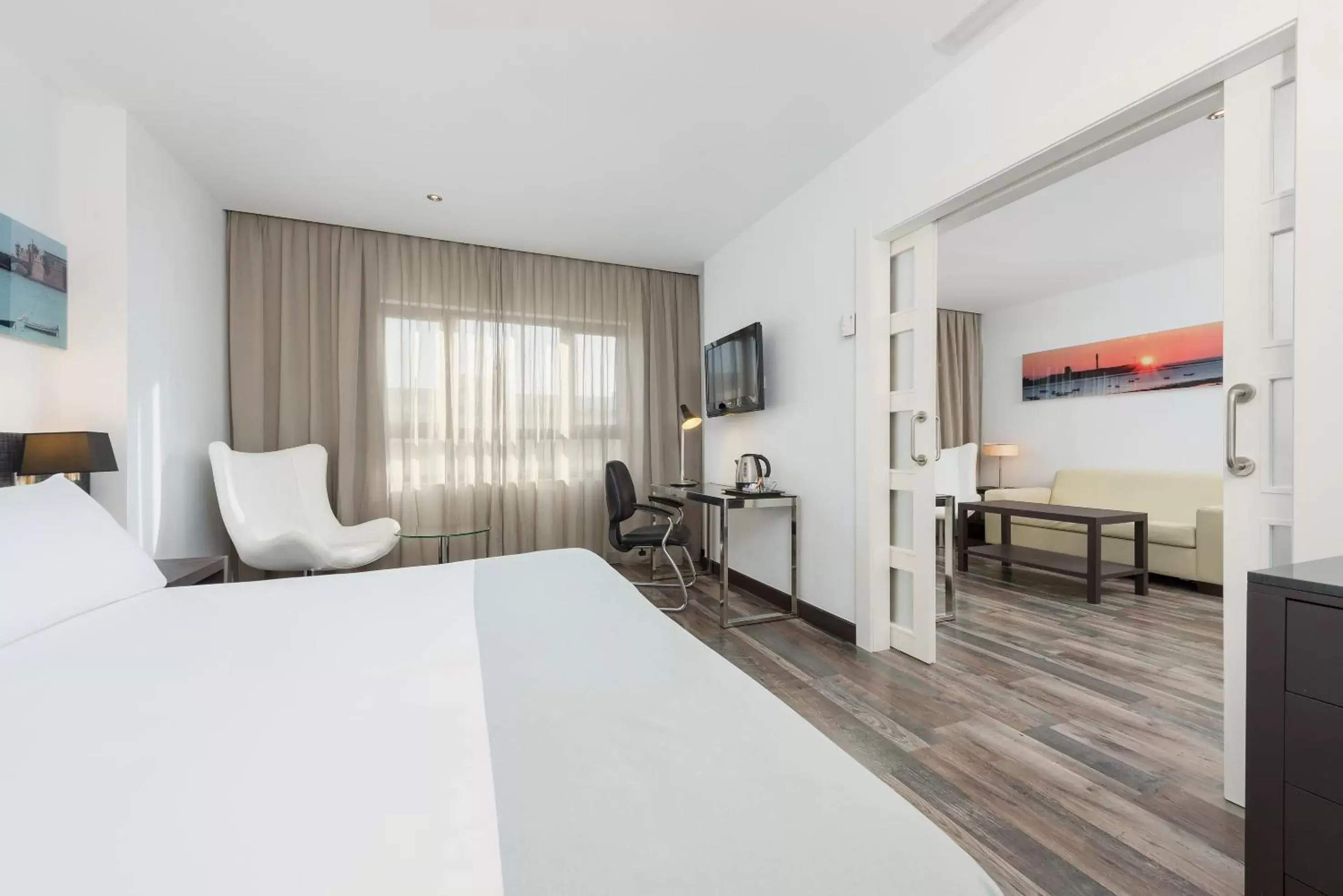 Photo of the whole room in Hotel Cádiz Paseo del Mar, Affiliated by Meliá