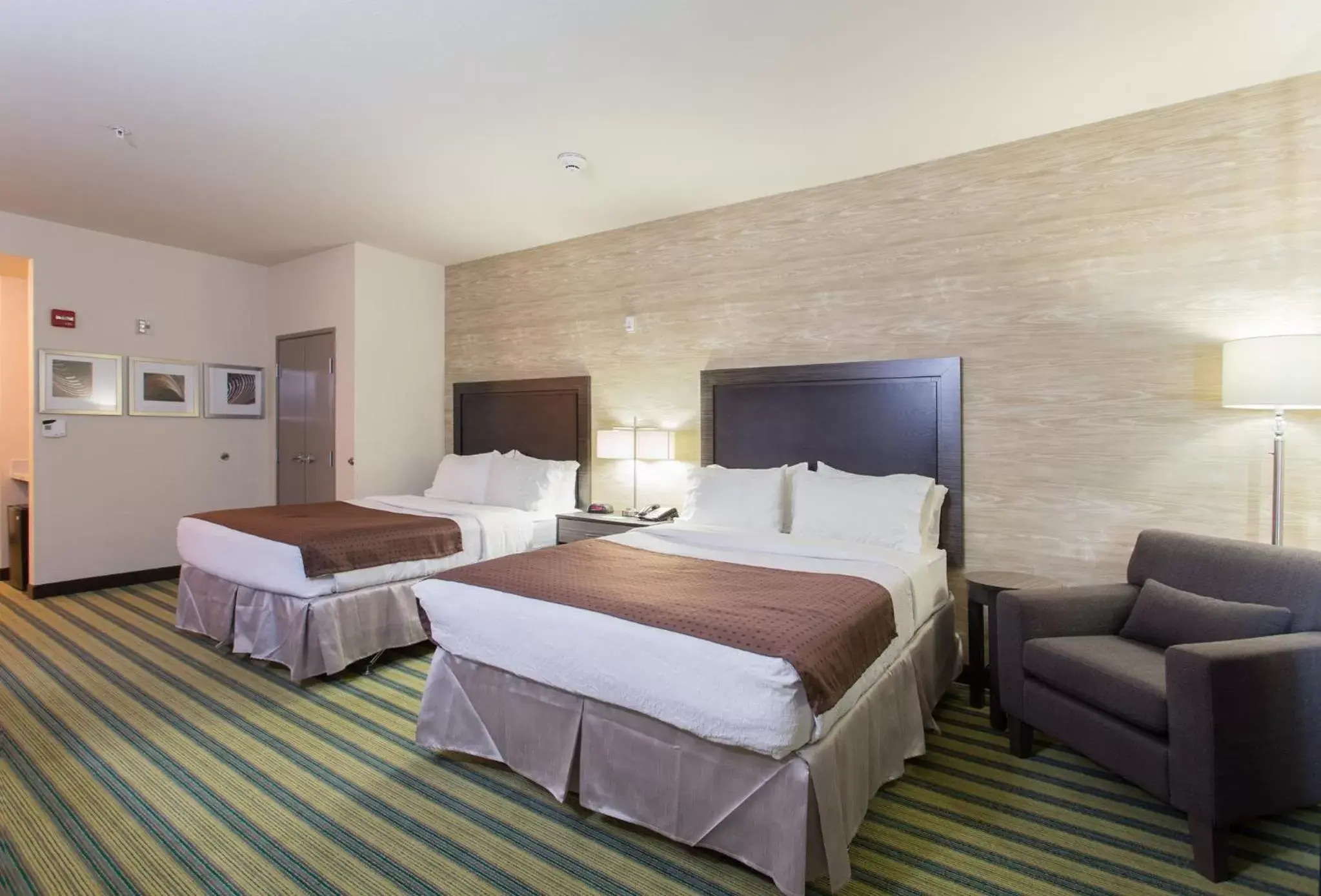 Photo of the whole room, Bed in Holiday Inn Texarkana Arkansas Convention Center, an IHG Hotel