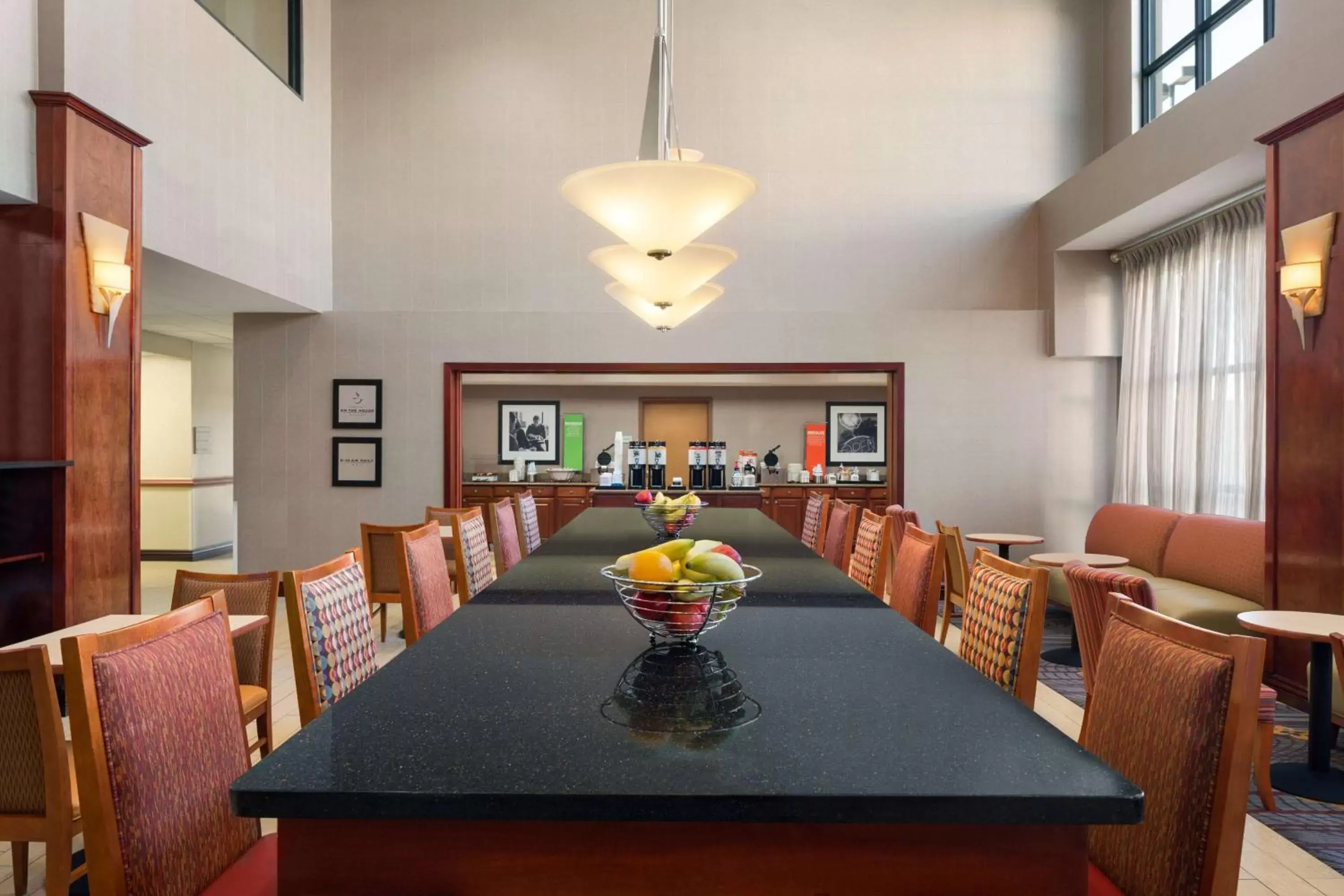 Dining area in Hampton Inn & Suites Detroit Sterling Heights