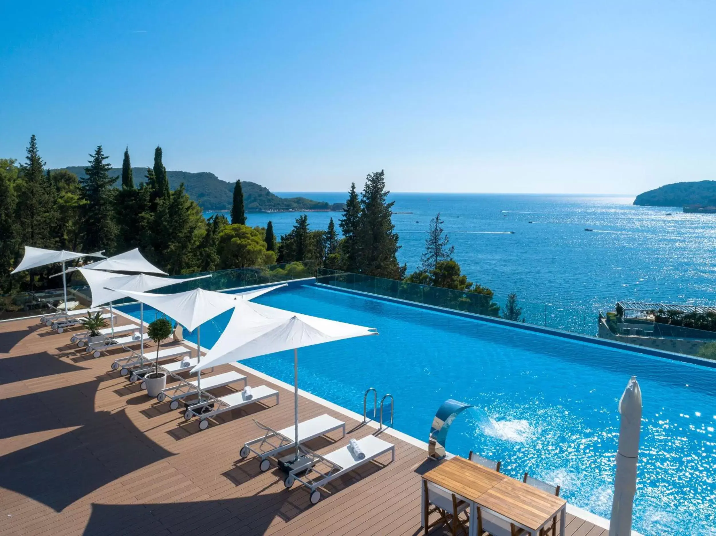 Swimming pool, Pool View in Hotel Harmonia by Dukley