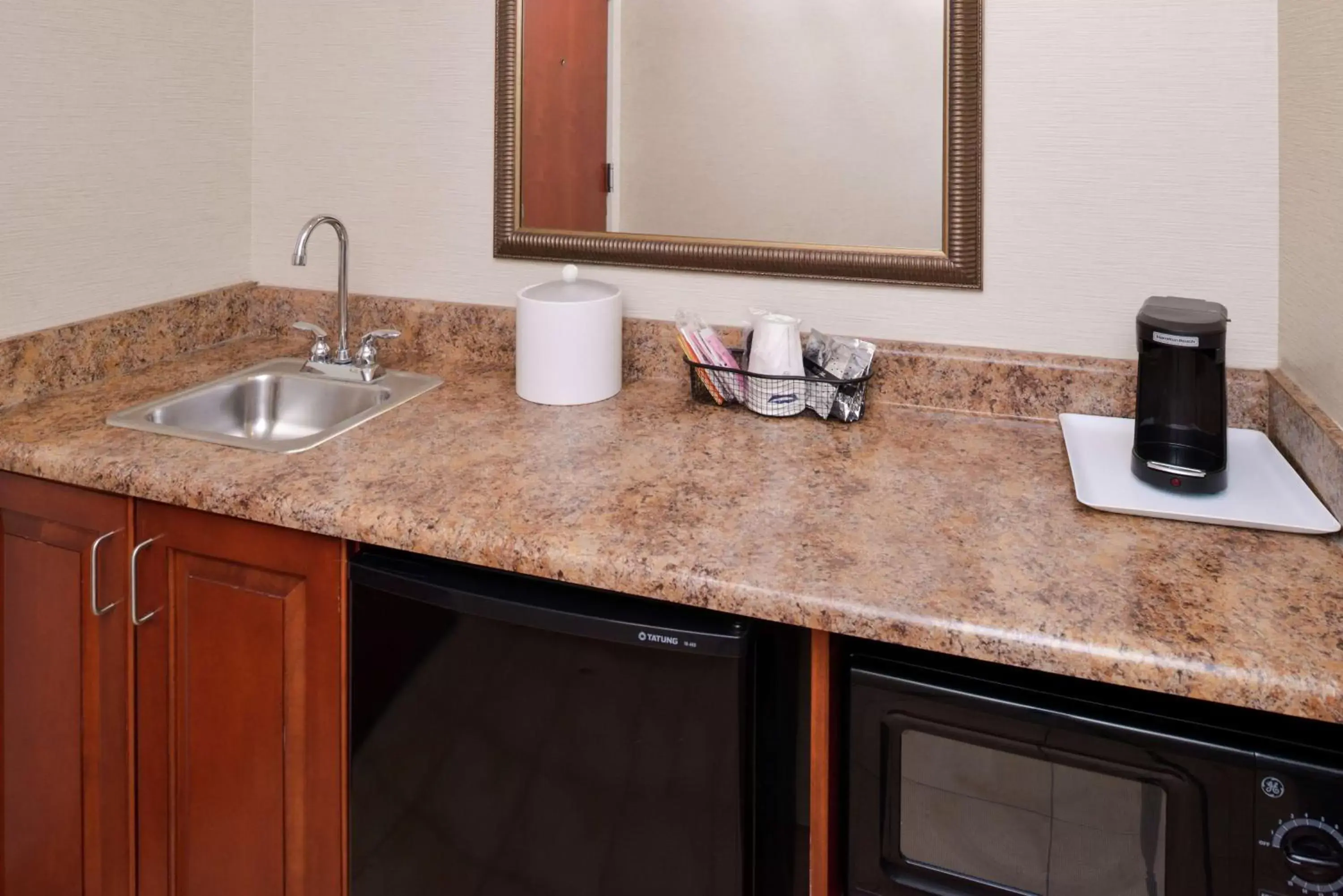 Photo of the whole room, Kitchen/Kitchenette in Hampton Inn & Suites Wilmington