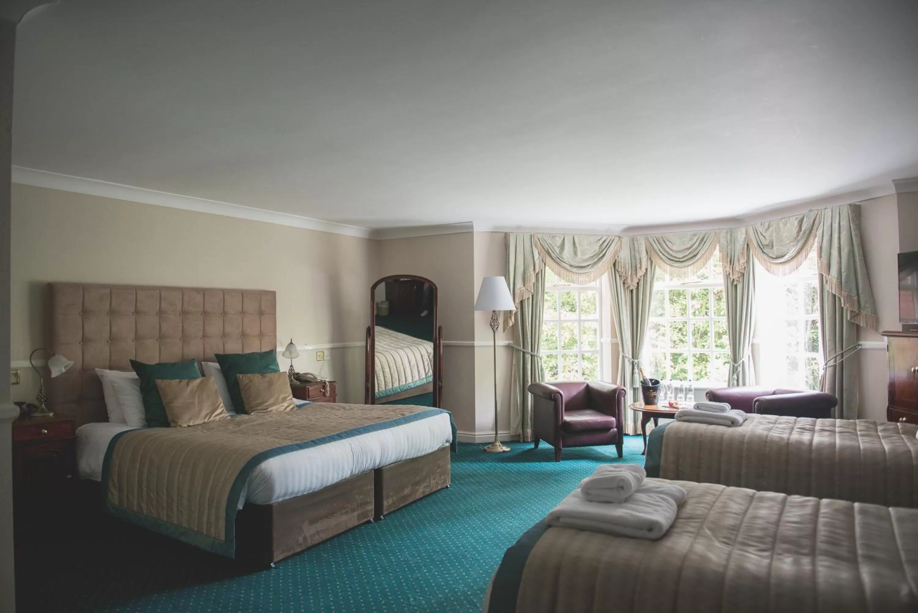 Bedroom, Bed in Mere Court Hotel