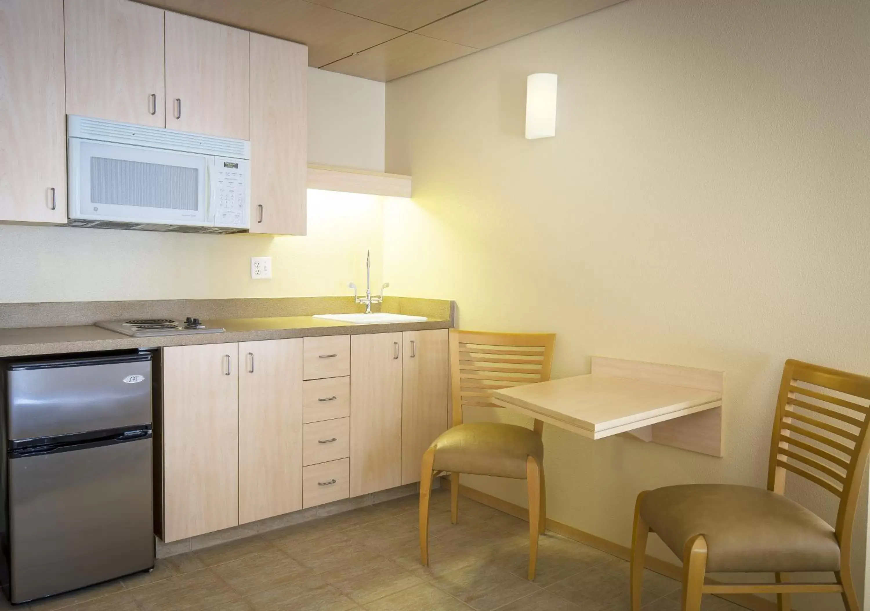 Kitchen or kitchenette, Kitchen/Kitchenette in Corporate Inn Sunnyvale - All-Suite Hotel