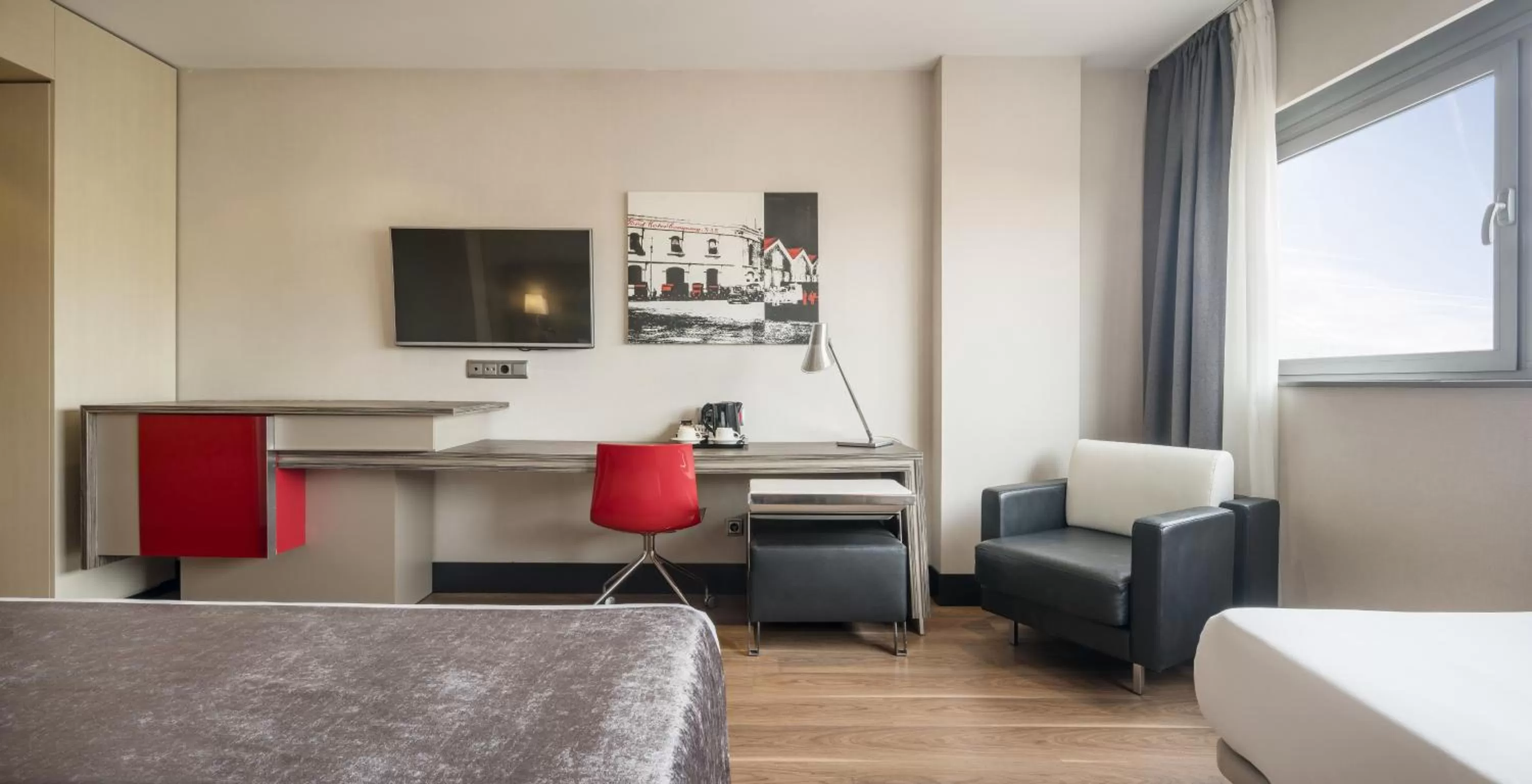 Photo of the whole room, Bed in Ilunion Barcelona